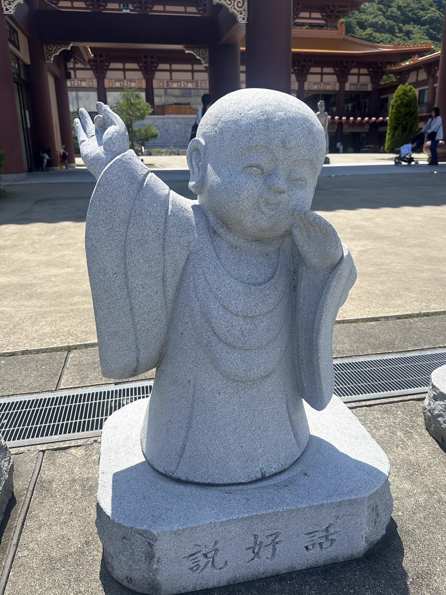 明るいお地蔵さんとすっごい明るいお地蔵さんいた https://t.co/dnAsgQwC2r