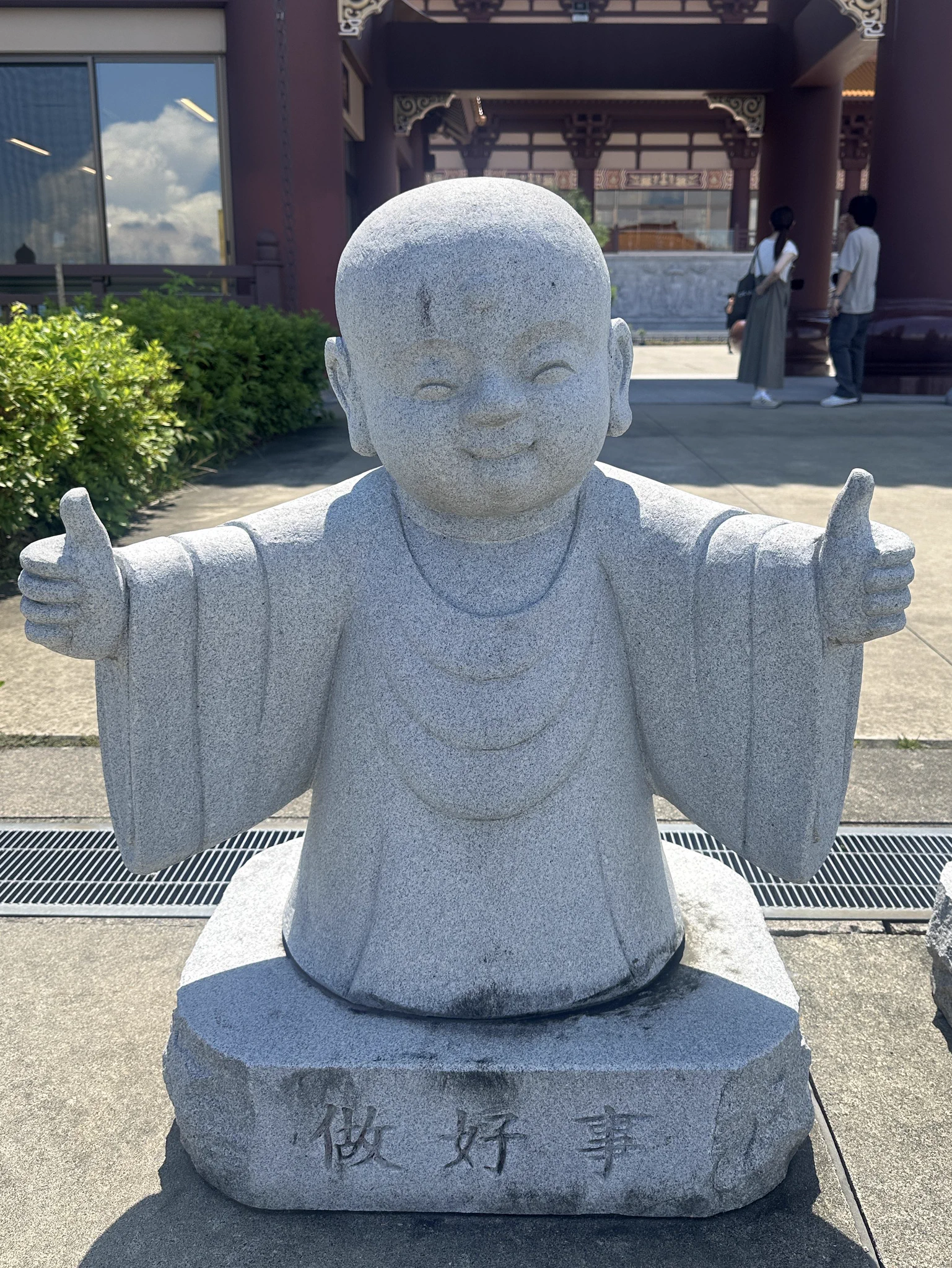 明るいお地蔵さんとすっごい明るいお地蔵さんいた https://t.co/dnAsgQwC2r