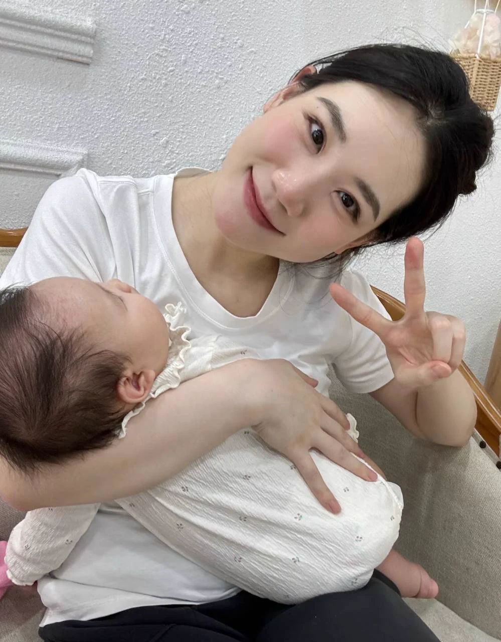 婚房给我留下了很多美好的回忆。  

不仅仅是当时在这里享受到了新婚的愉悦，也有在婚床上和别的男人偷情的刺激…   

彼时猛烈的抽插和淫荡的氛围让我的奶水都喷在他身上了…  

不过最近好久没有感受过这种刺激了…也许推特上能有不一样的邂逅？ https://t.co/JO5oJEZhGT