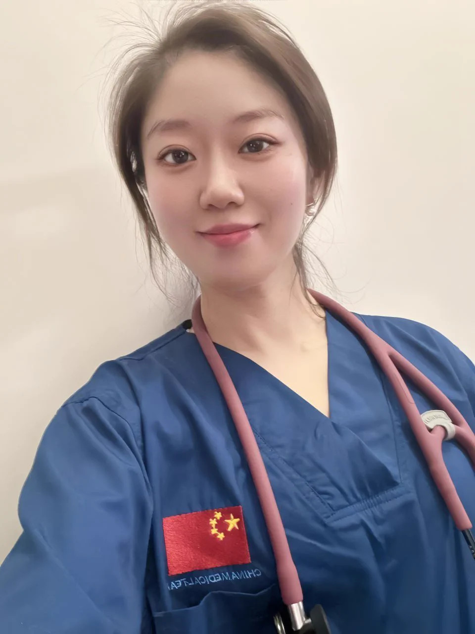 穿着手术服，总感觉自己臃肿了好多，其实日常里身材还是挺好的啦。

昨晚趁着下班换上便服去见了推友，终于是得到满足了，趴在他身上口的时候，能感觉到他的颤抖…

事后穿上内裤发现得到满足的屁股更翘了哈哈，有没有人想线下撞击一下我的翘臀呢？ https://t.co/u5i8jfWBNr