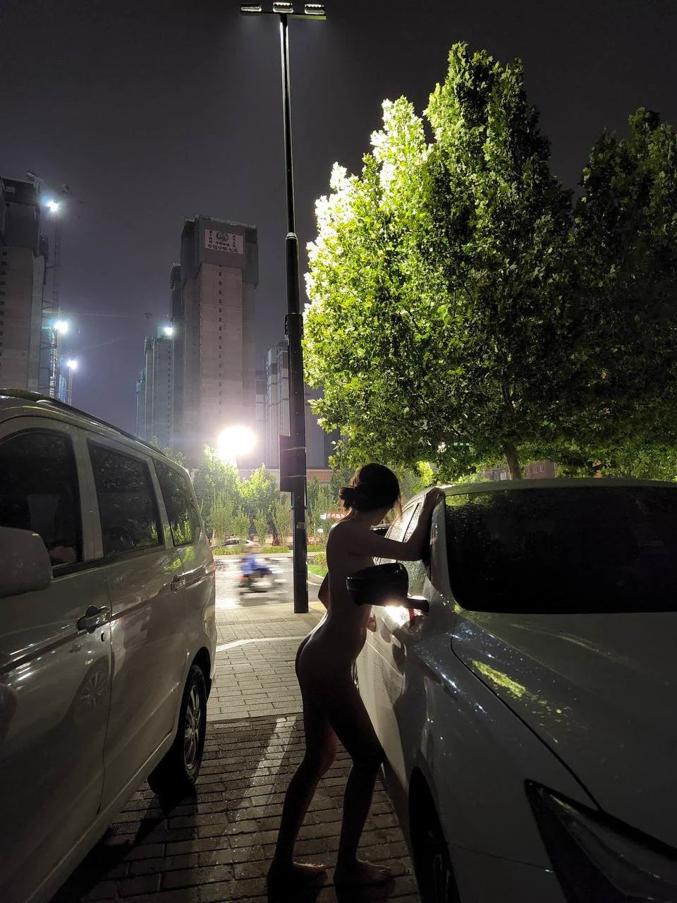 真正的露出就是———

一，在熟悉的工作地点门口。
二，鞋袜都不穿的一丝不挂。
三，不在乎天气的裸露。

有点刺激，水顺着大腿都流下来了…有没有想偶遇的… https://t.co/Xu2DsWeOZL
