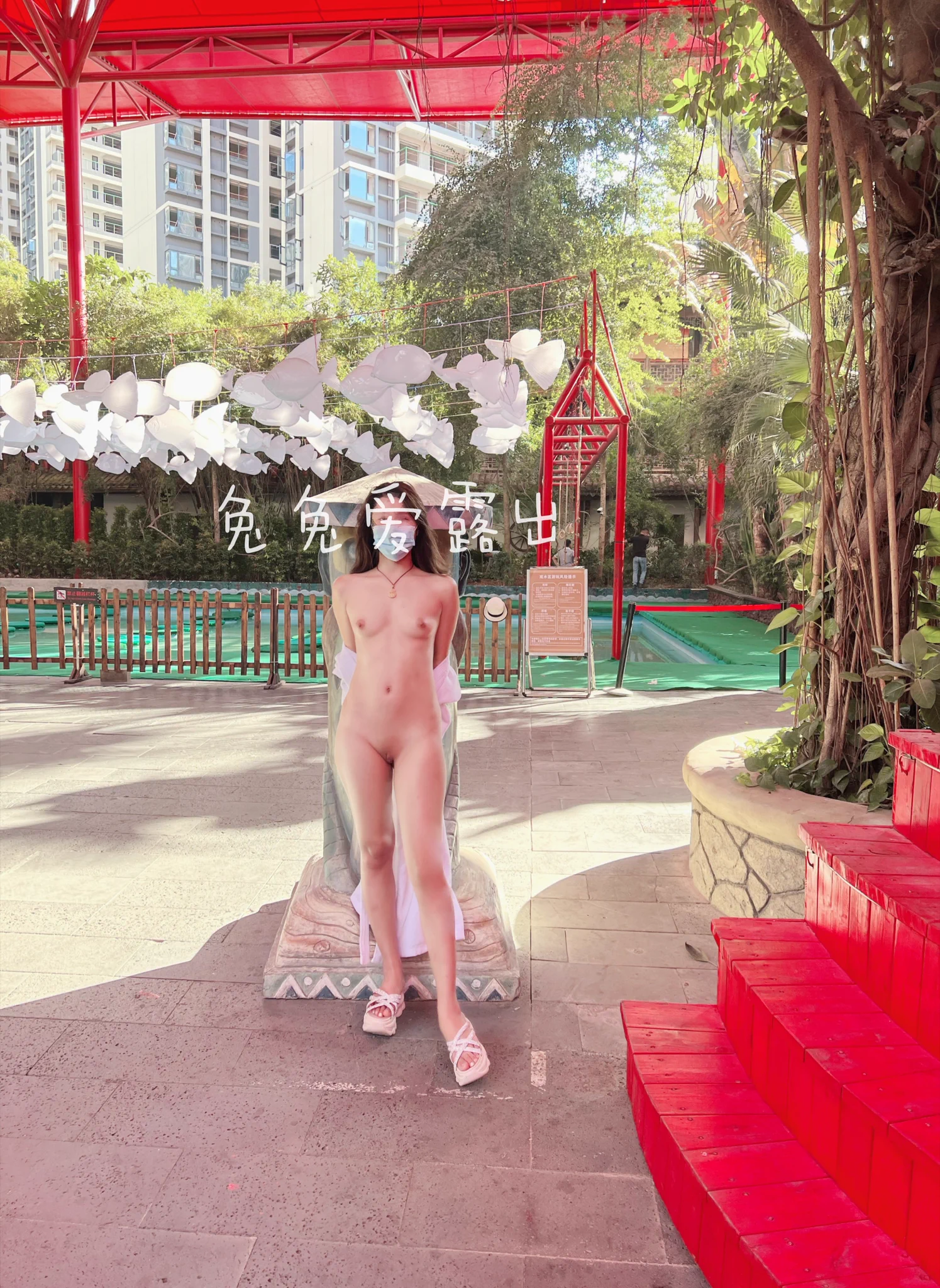 景区里面只穿个浴袍就逛景区，不过露出是真的很方便呢，后面有人也可以轻松露出 https://t.co/QFiY2M8cpk