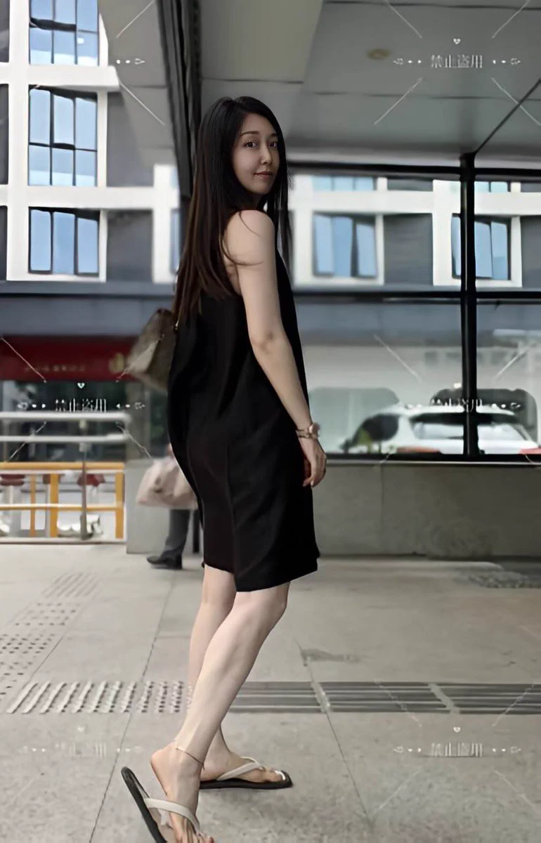 长期的性空虚让我看着都有点憔悴了，莫名其妙就穿上这么性感的内衣，还满脑的性幻想~

可能是已经到了如狼似虎的年纪，却得不到到身体上刺激与满足~🥵

叶姨也是渴望得到身体和心理的刺激和欲望的满足，渴望一个有素质成熟同年龄段的男士~

有想法的可以私信我，同城的优先哦💋 https://t.co/Bsb1t43XkN