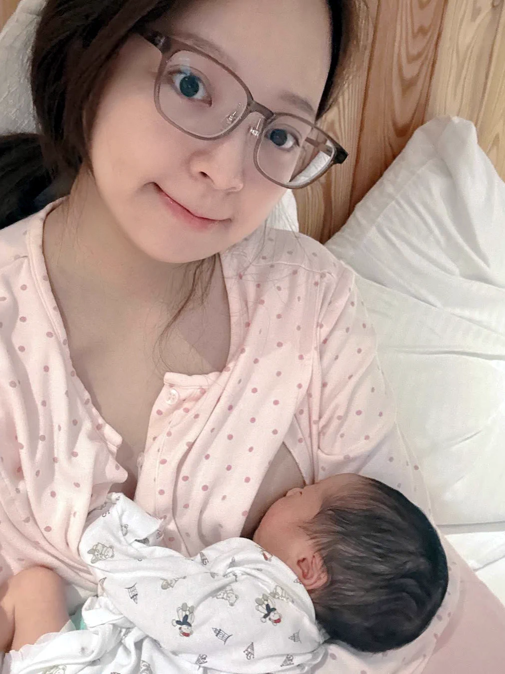 單親媽媽一人撫養小孩
陌生人路過可以給我留一句加油嗎！
#哺乳  #奶水媽媽 https://t.co/pNDi3SSMnS