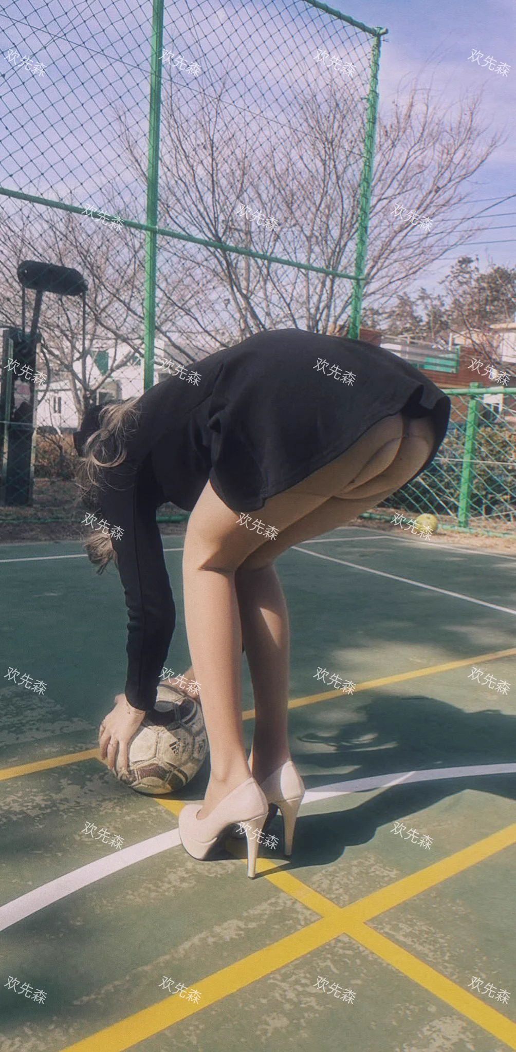 在篮球场里玩足球
还露着个屁股
真是各种不正经哦

#夫妻交换 #青岛 #单男 #原味 #丝袜 #漏出

@Fengsiyuan 
@007share 
@wqganenshi_
@tbzt2024 https://t.co/UIimFOPwBV