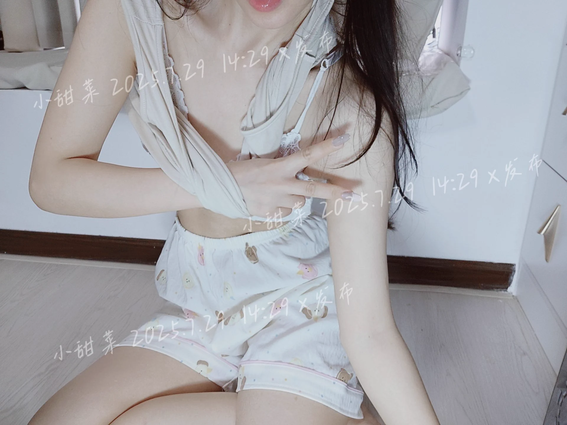 金主爸爸定制的女友风随拍~50r可以拍8-10张哇ε٩(๑&gt; ₃ &lt;)۶з
@smlnzhl 
@smlnzhi https://t.co/H84LaQyTI8