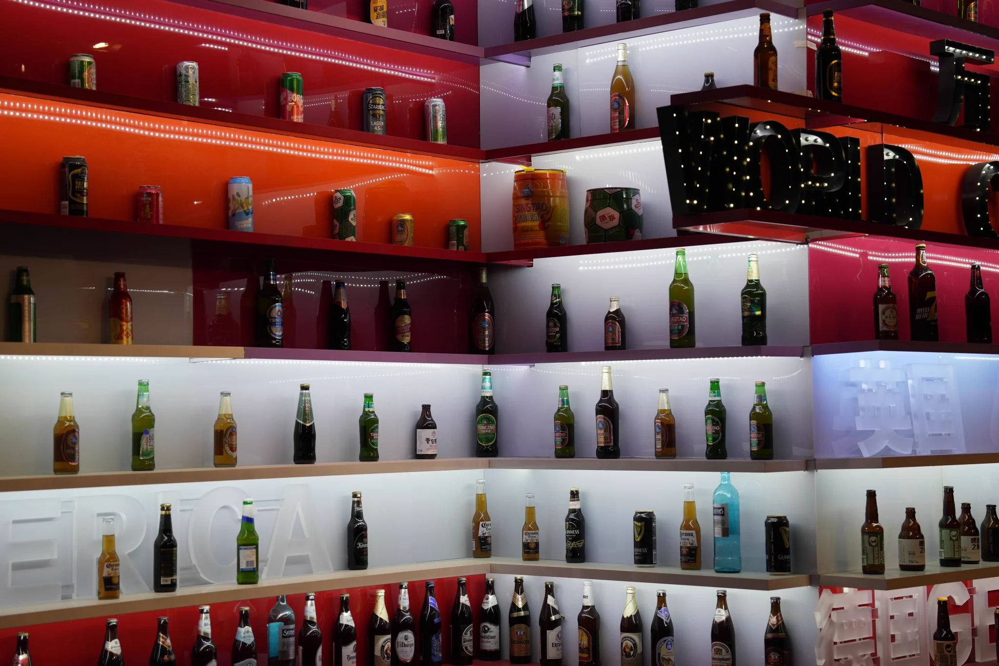 青島国際ビール祭り真っ最中！ライトアップがきらめき、笑い声が響く街で、乾杯して美味しいビールを満喫しましょう！世界中のインフルエンサーたちが金砂灘ビール城に集結し、忘れられないビールの饗宴を共に楽しんでいます！ビール祭りのお楽しみはまだまだ続きます！ https://t.co/Ep0nnbz7cA