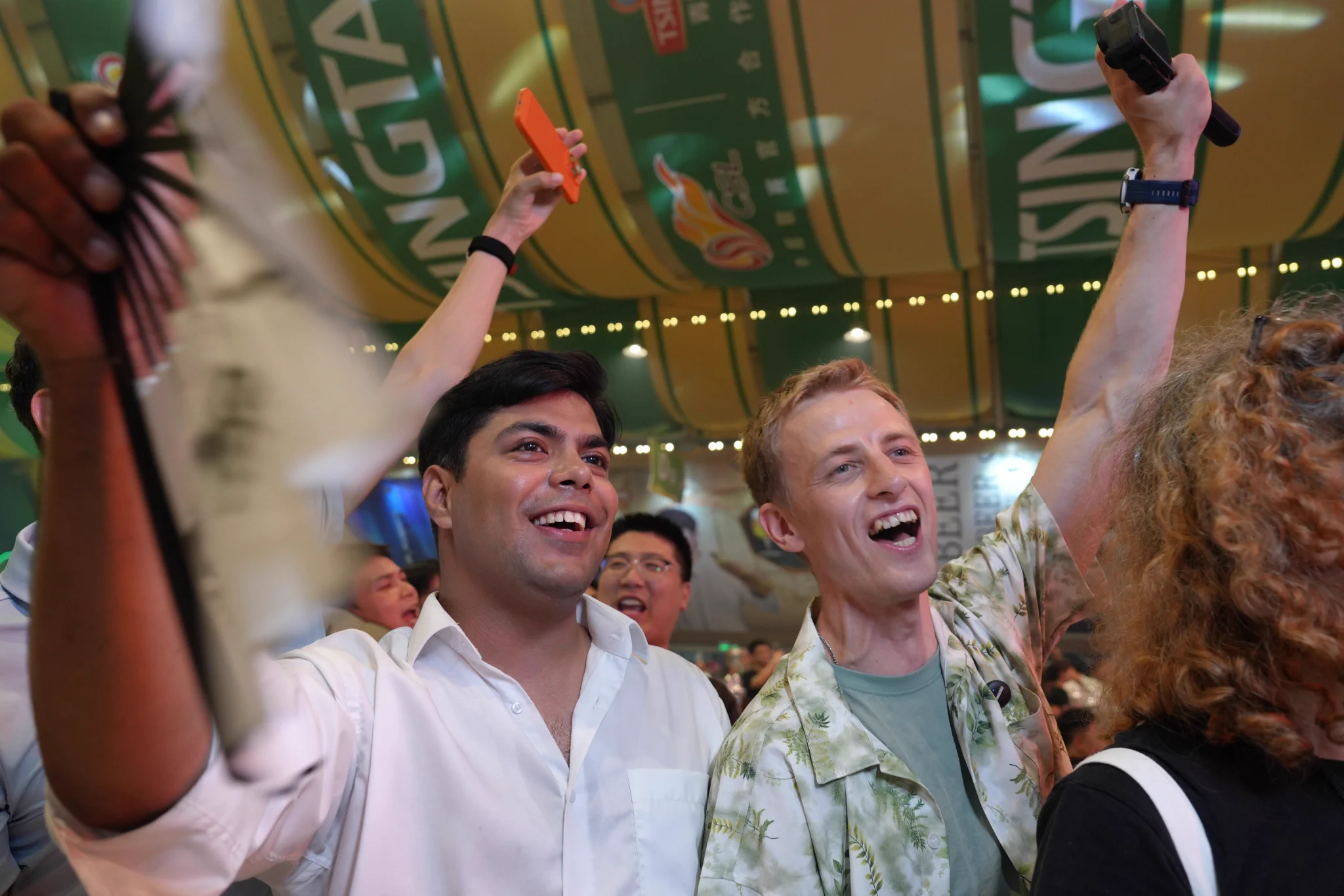 青島国際ビール祭り真っ最中！ライトアップがきらめき、笑い声が響く街で、乾杯して美味しいビールを満喫しましょう！世界中のインフルエンサーたちが金砂灘ビール城に集結し、忘れられないビールの饗宴を共に楽しんでいます！ビール祭りのお楽しみはまだまだ続きます！ https://t.co/Ep0nnbz7cA