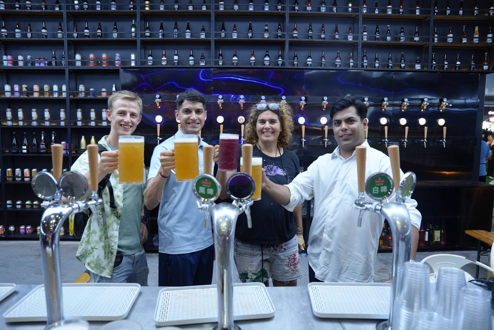 青島国際ビール祭り真っ最中！ライトアップがきらめき、笑い声が響く街で、乾杯して美味しいビールを満喫しましょう！世界中のインフルエンサーたちが金砂灘ビール城に集結し、忘れられないビールの饗宴を共に楽しんでいます！ビール祭りのお楽しみはまだまだ続きます！ https://t.co/Ep0nnbz7cA