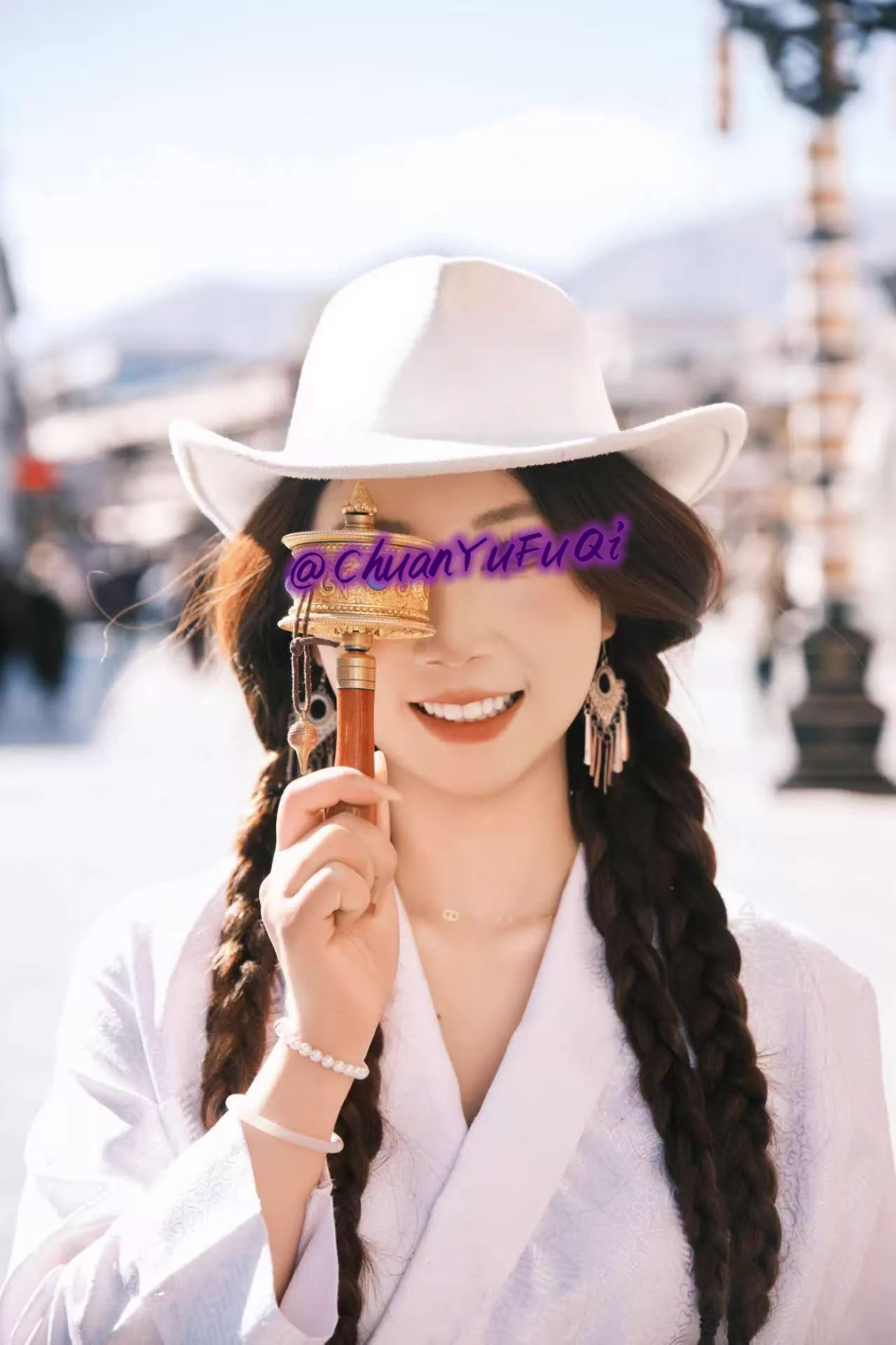娇妻喜欢大叔，大叔喜欢卓玛，娇妻立马就去拍了一套，此题属实心里酸酸的 https://t.co/21WD9GASZp