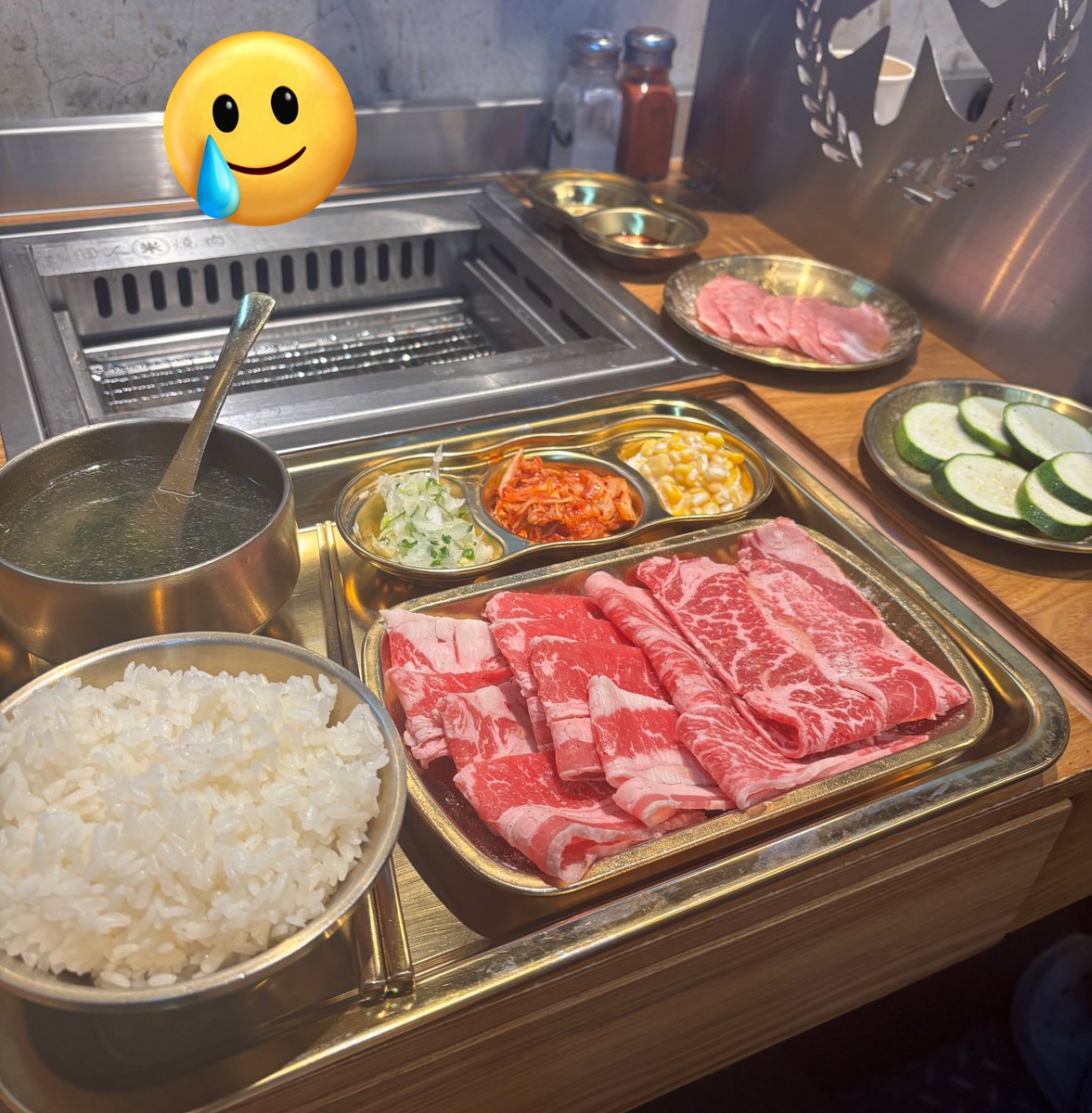 結果自己來吃肉肉
又花好多錢
因為剛下課好累又好餓不小心就開下去了…
還是該把手剁來烤了？ https://t.co/yaATZLRxvN