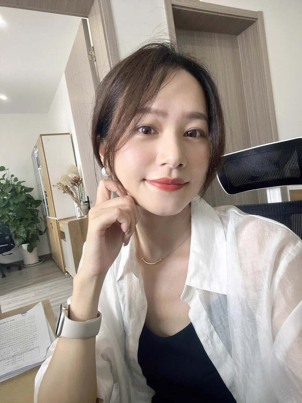 趁着午休见了个粉丝，记录一下～

果然还是有点刺激，在平时上班地点的对面开了房，被用力的后入着…肉棒进出着小穴，撞击屁股的时候都不敢抬头看着外面，好怕被同事看见…

不过我承认这才是缓解工作压力的最好方式，最近宠粉中线下可约，有附近的吗～ https://t.co/eNTUTww3ot