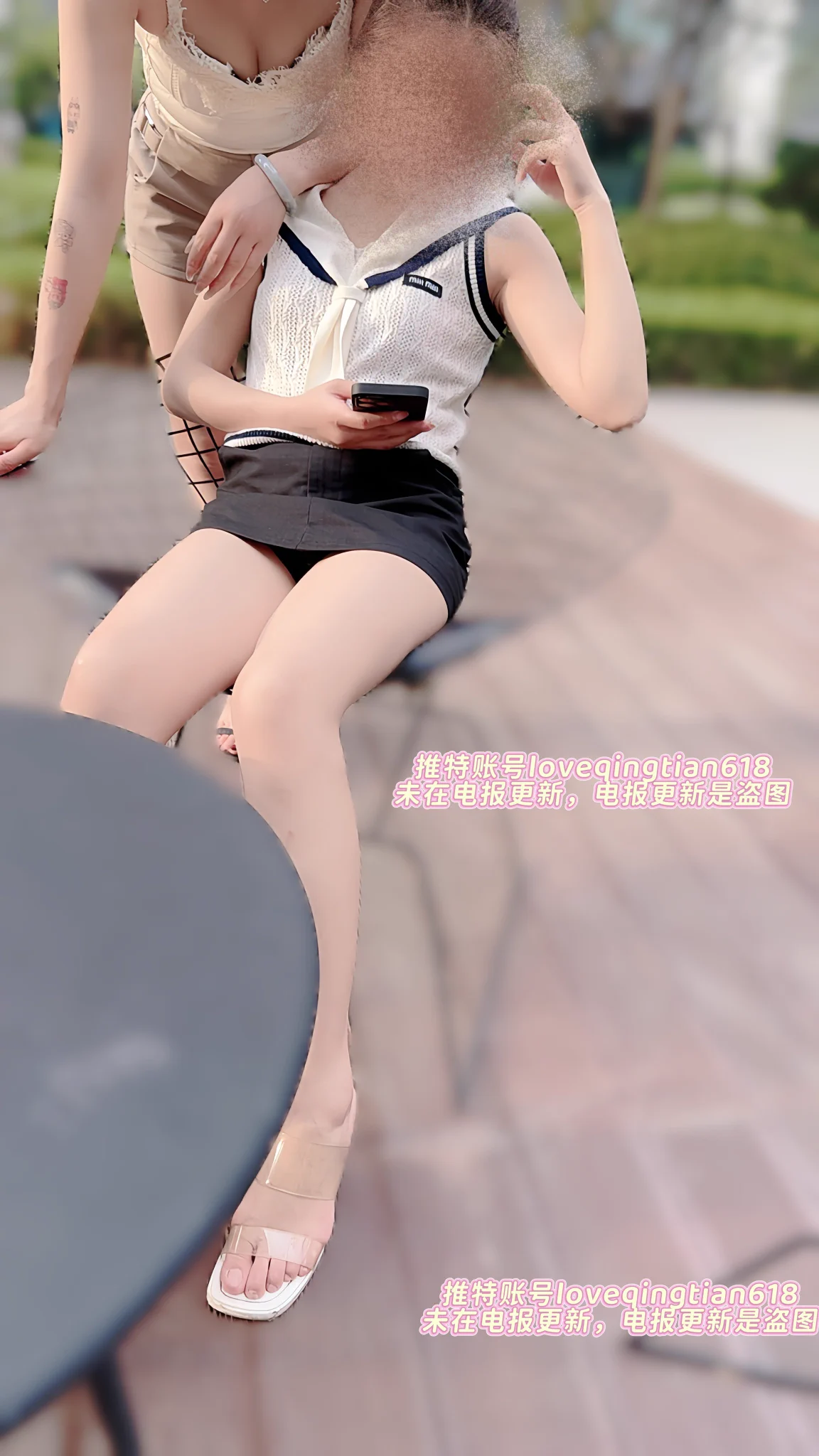 7月30号晚上好兄弟们，下班回家看到家里没人，和老婆电话说都在楼下带孩子玩呢，我就来找了
大姐的穿搭还是一如既往的性感，老婆今天也不错😁，就正常人一看，谁能想到姐妹俩那么淫乱，我敢说，你们这些关注我的人里面，肯定还有比我玩的更嗨的 https://t.co/3b03CG6svS