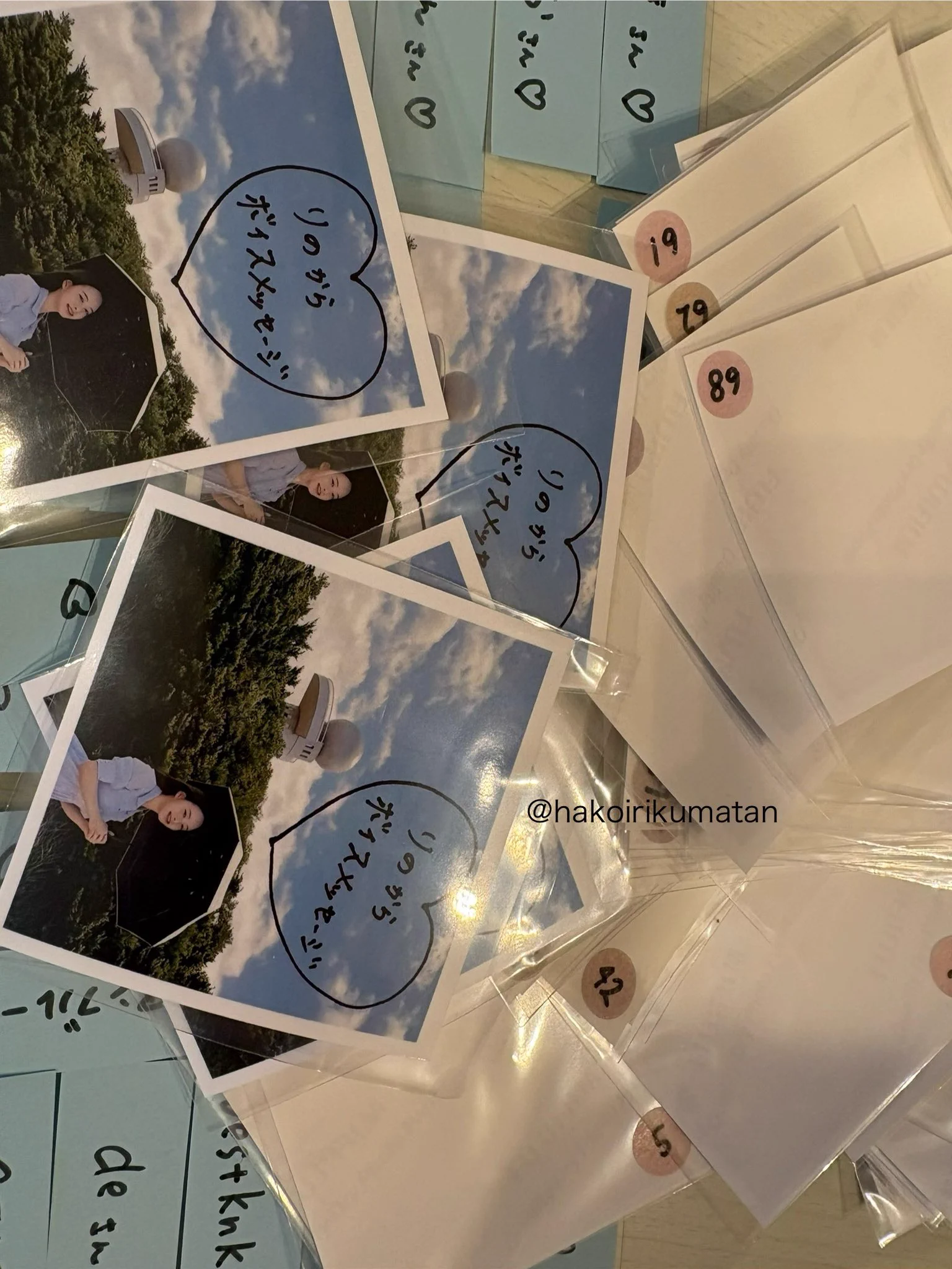 "スペースでの初抽選会🎁"は、いよいよ【明日22時】からです！

今回は初めての抽選会ということで、参加してくれた方に「必ず何かが当たる」ようにしました🎉

撮影で使用した私物👙や電話ができる券📞だけではなく、
今回は特別に、私の手作りプレゼント🎁も多数ご用意しています✨
(陶器のカップやアート作品、お手紙など)

※ご参加は、【明日21時まで】にマイファンズの『はちみつプラン🍯』に加入いただいた方限定となります 🥺
※プランに加入いただいた方は、当日スペースに参加できなくても当たる権利があります✨

ここまでたくさん準備を重ねてきて、
やりたかったことをすべて形にすることができました。
正直、緊張のほうが大きいですが、温かく見守っていただけると嬉しいです。
みなさんと一緒に楽しみたいです☺️✨

はちみつプラン加入者さんには、
あとでマイファンズのメッセージからご連絡させていただきますので、必ずご確認をお願いしますね🧸🩵