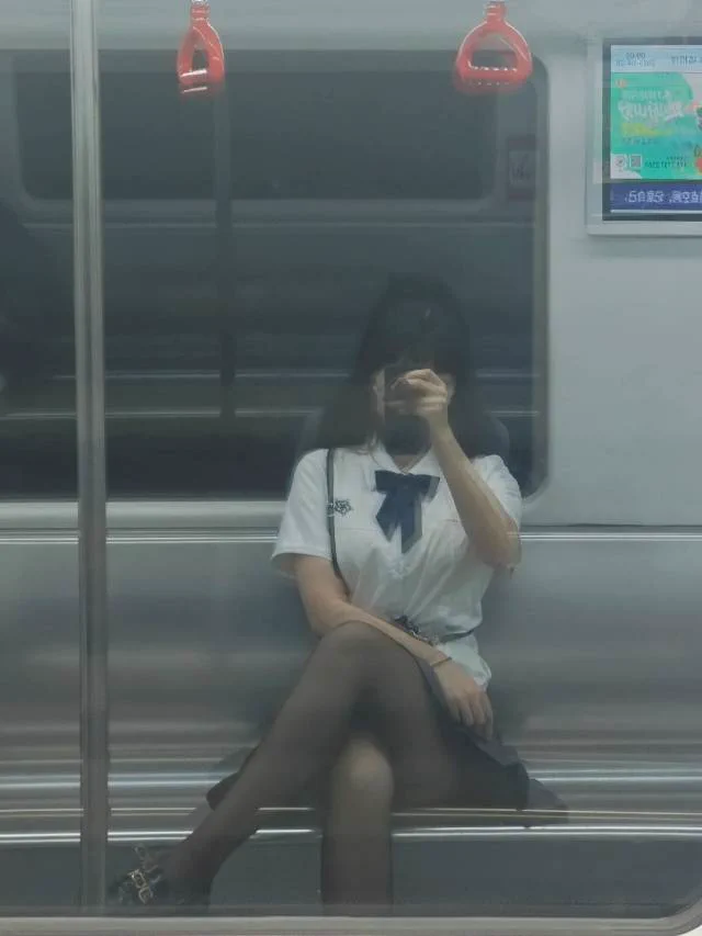 已婚人妻的黑丝诱惑，又是真空坐地铁的一天！下次想体验一下更大尺度的露出
#广州 #母狗 https://t.co/DMmHWEzTLb