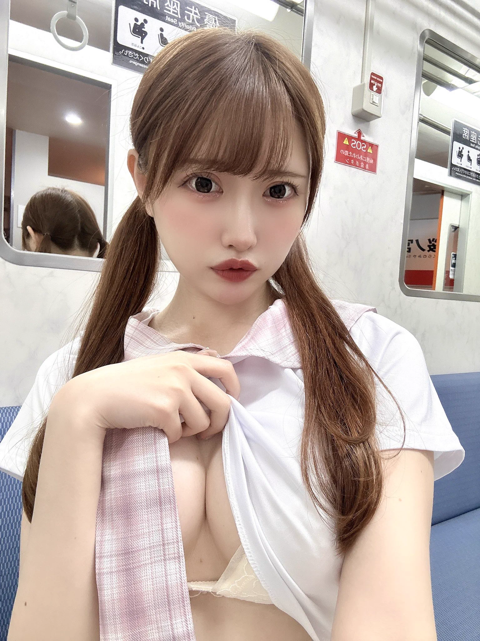 ほくろは前世にキスされた場所らしい…ｴﾛｯ https://t.co/YgQghNuSqu