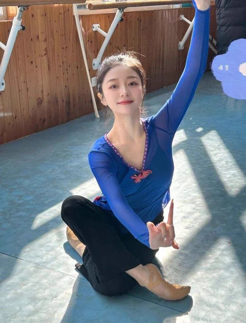 北京 
📷颜值: 10
📷服务: 10
📷态度: 10
📷Gzs环境: 8
📷高冷/健谈: 健谈
❗总体体验:  美腿玉足，特色一字马，解锁各种姿势，各式各样劈叉随意玩弄，喜欢柔软款的无脑直接冲。10分体验，太爽了。这个好，全都在我喜欢的点上，很少能见到舞蹈功底这么扎实的

大号👉🏻白鹤🥇私人订制@bh8881bot https://t.co/ojuBeIvvnF