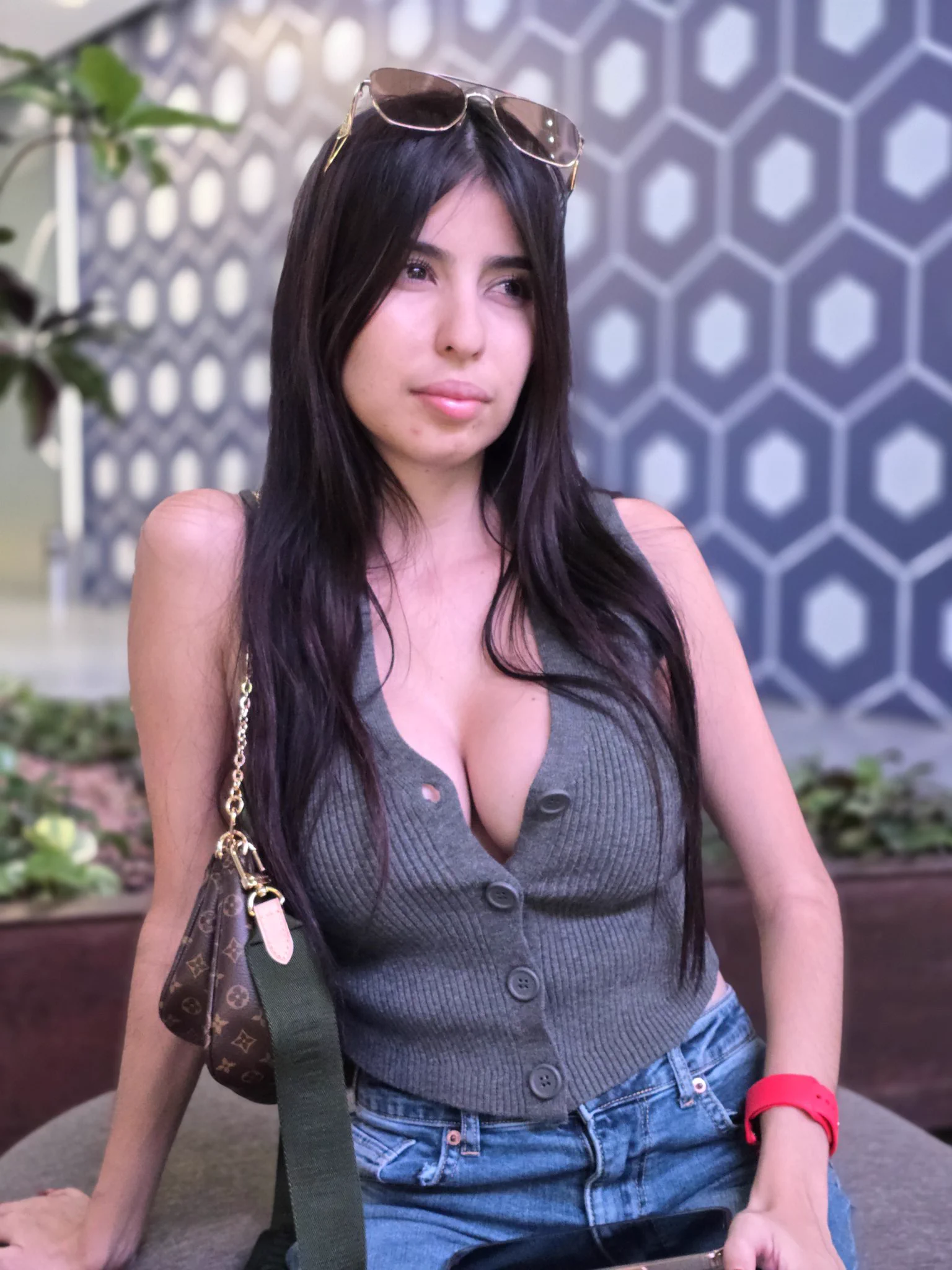 Si salgo con la blusa asi, es vulgar?  Pregunta seria 😬 https://t.co/j5pZqMzLrw