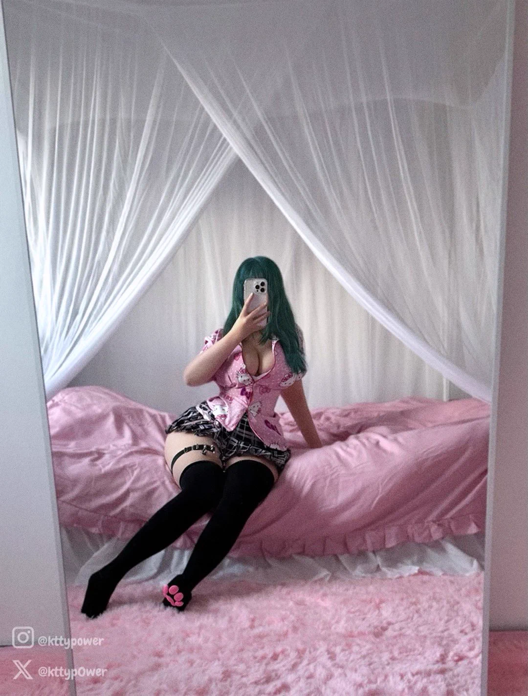 busy doing nothing in my princess room https://t.co/e6mqdNSBbO