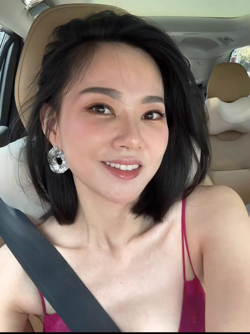 把小孩送回老家，就去见了一个推友，也算是完成了在推特上百人斩的第18位啦。  

好久没做了，女上位直接坐了上去，自己动感觉好羞耻，小穴满满的但是真的很释放～  

丹姐最近可以约哦，想报名的可以礼貌的来私信啦… https://t.co/4b9QRiw46M
