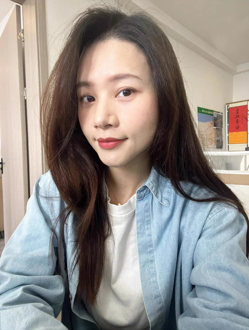 今天上班的时候格外的期待下班，因为要去见粉丝啦。

就是见到后跟我想的不一样。好痛啊屁股上一个五指印！为什么男人看见小穴和屁股的时候，都想打一巴掌…

打阿姨的屁股是有格外的爽感吗，还是说你们都想试试… https://t.co/XspRWkXy6F
