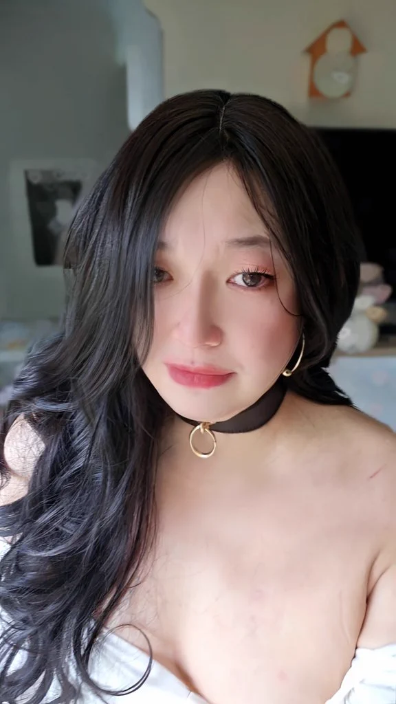 对门邻居阿姨的女儿女婿回来探亲，今天看到楼下她女婿正走回来，听到我这楼层的电梯响了，知道他要来了，我在大门前用手指自慰，还故意叫得特骚特大声😋
他肯定在他家门前偷听我娇喘呻吟，因为我结束了，才听到他开门进屋的声音。
我故意撩他因为他很壮，像练铁那种壮，我喜欢的类型😍
#女装・男の娘 https://t.co/R70yPlaDtV