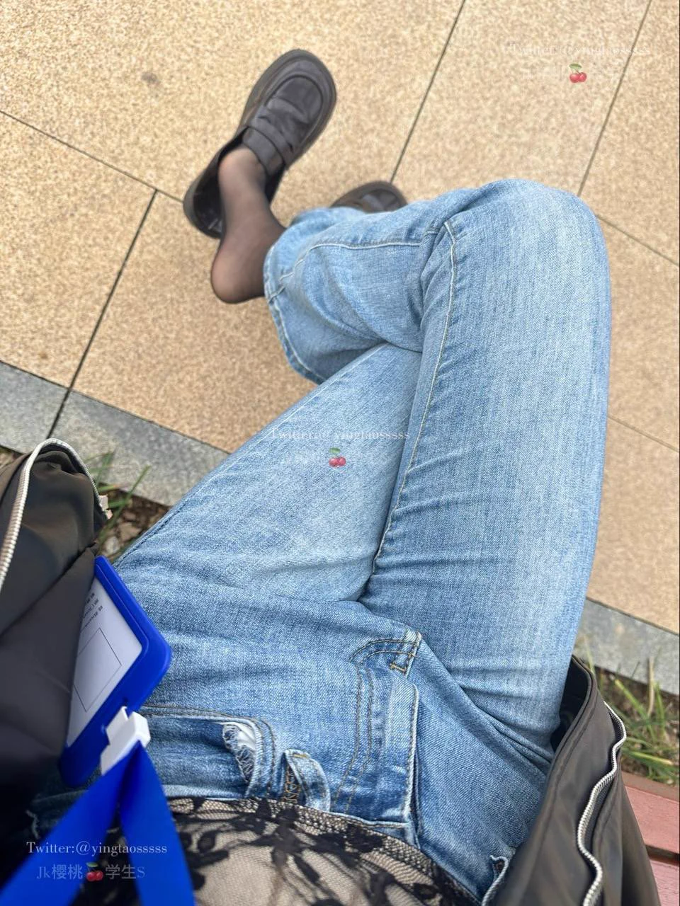 表面穿的严严实实，实际牛仔裤里面穿了一个开档的连裤黑丝，脚尖还加固了
(关注➕转发➕评论➕点赞抽一个送部分照片)
@ToBulma
@ToBulaer
@KawasawaSen
@BulmaList https://t.co/kruYoH98nR
