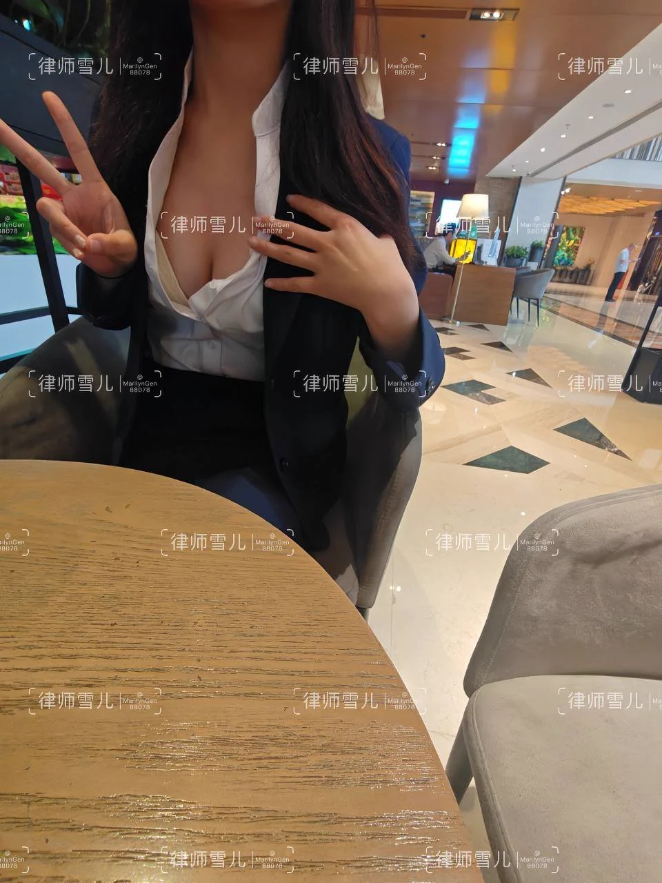 和客户聊案子中，我就说他为什么总是俯身下去捡东西，原来是发现我没穿内裤了… 

开裆丝袜应该是每个男人都拒绝不了的穿法吧，特别是大庭广众下的走光，显得更加暧昧了… 

有想请我喝咖啡的吗～ https://t.co/Jdk0nMJHhe