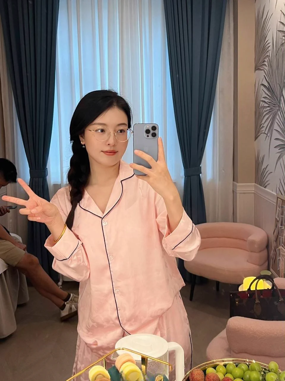 好不容易和老公出去旅游，没有了孩子的牵绊以为可以放纵下，结果他在床上就睡着了… 

其实已婚的女人在这个年纪往往欲望变得更强，而男人基本都断崖式下滑了，这真是个无解的难题… 

就没有还能保持实力的吗？ https://t.co/w9wbrb6mEH