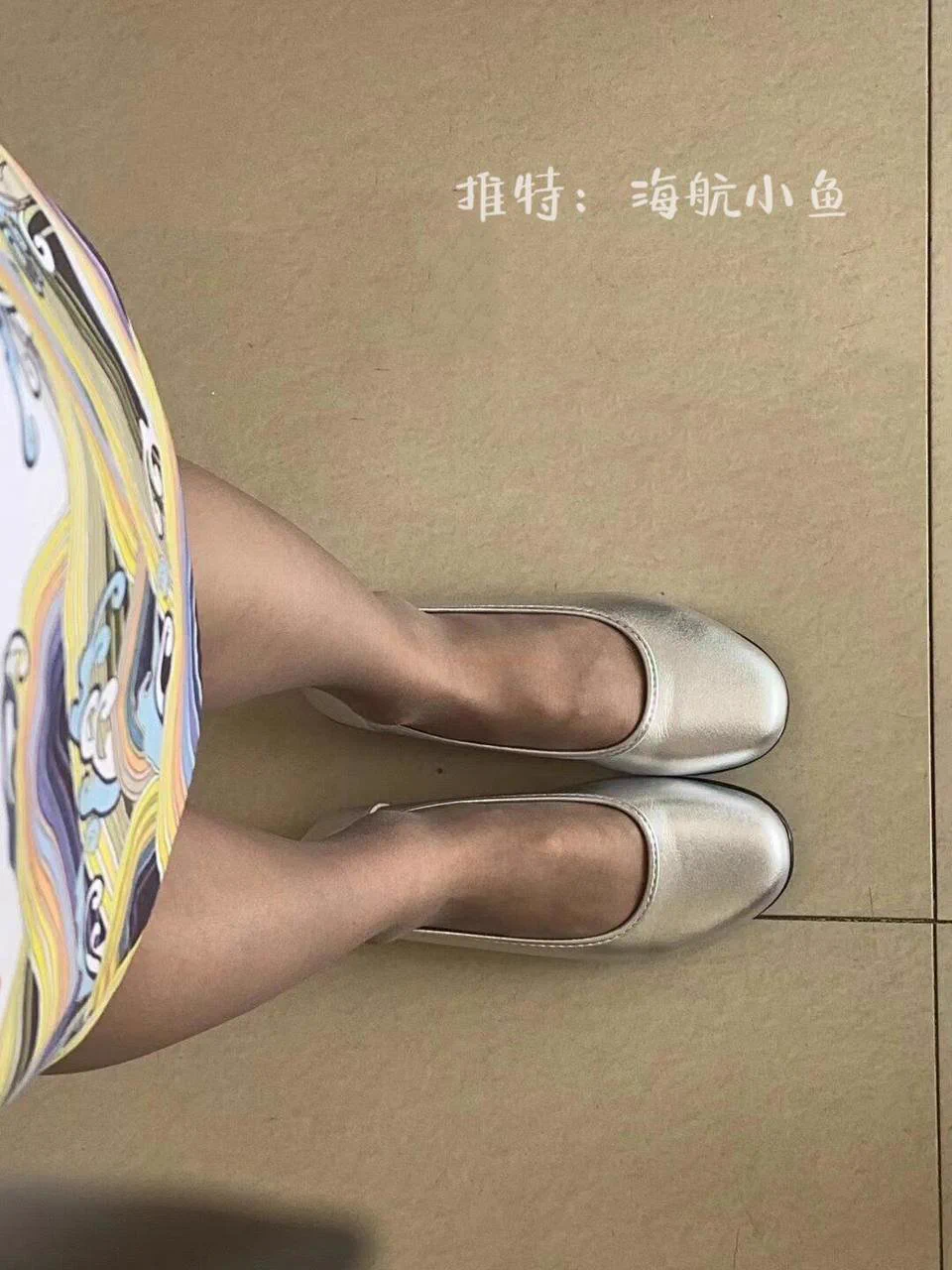 上秤了！！

想不到空姐的灰丝银鞋子下面，脚还保持的这么嫩吧。有没有想感受下足交的… https://t.co/uAKLPfBRwl