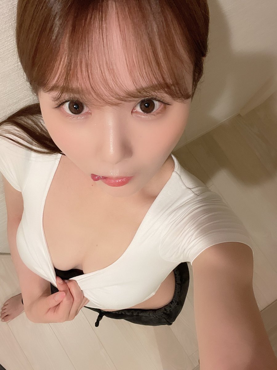 上からちらり🥺💭 https://t.co/1kfTCMUt94