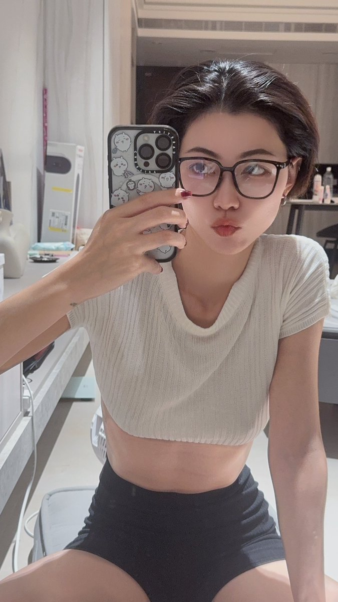 @freakyfeelingx Dang I looked like her https://t.co/mpXsPLAIDo