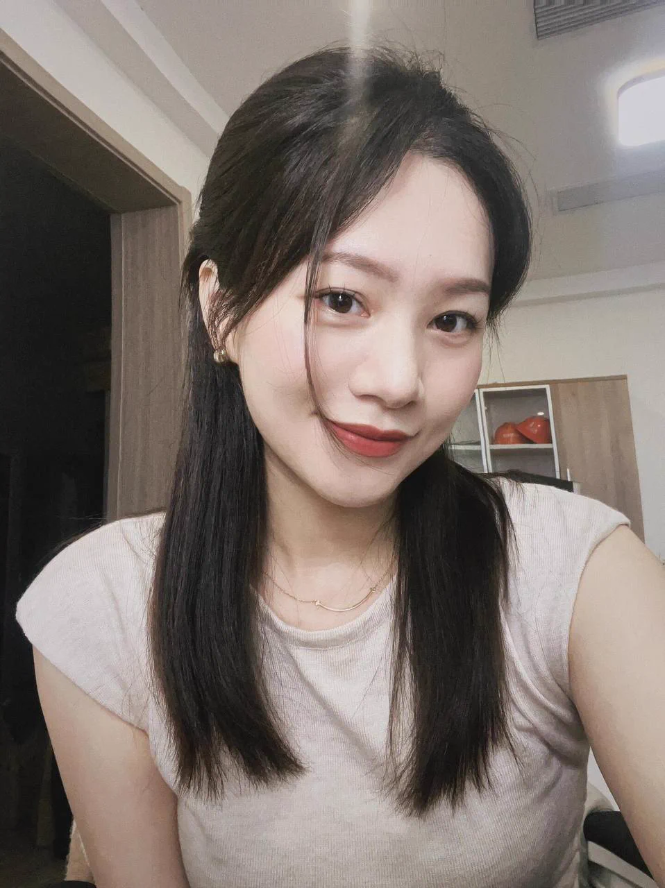 把头发这样梳起来的时候，感觉一下子成熟女人的味道就上来了… 

同事们应该想不到，在办公室明明那么正经，周末却在给你们拍屁股看。正面反面的差别，是不是也算是一种反差…

你们是更想抱着屁股后入还是舔足底呢，私信告诉我答案有神秘奖励～ https://t.co/500uFEbtrL