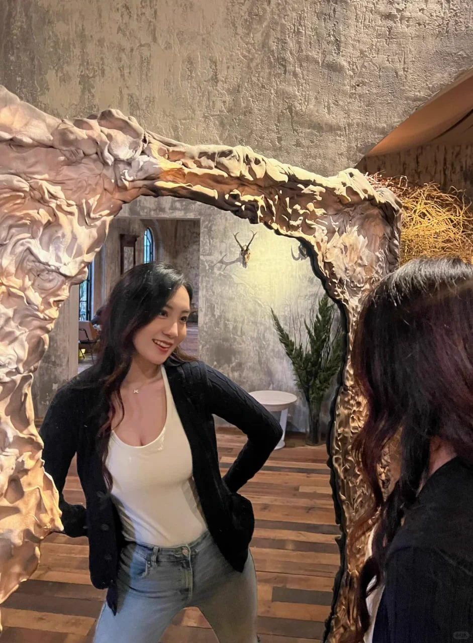 你说我像旧时代的玻璃窗，一半清晰，一半朦胧。光影落下时，轮廓比言语更有温度。镜中人笑了，笑里藏着点酒，不烈，却让人微醺。倘若你路过，别太快，慢一点看，兴许能读出我没说出口的那句——“你来，我就不冷了。”
想我了，看我主页吧！ https://t.co/tJfIfKb58T