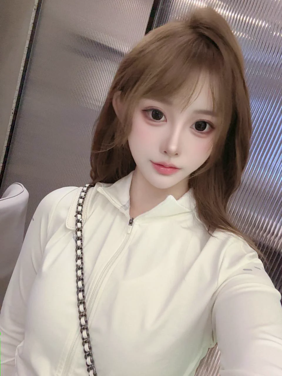 🟡妹团交友俱乐部💌✈️客服：https://t.co/R90yq6OKxF

妹团客服收到 #广东 #深圳 18岁 #学妹 小馨的申请，165cm，45kg，B+杯，活泼得像春日小鸟！
她是个休学大一学生，带着点俏皮说：“我在深圳混日子，爱玩爱笑，可生活费总不够买新衣服和零食，想干脆摆烂找个金主！”
她站在海边，手持气球拍下自拍，穿着简约吊带裙，背景是阳光沙滩，笑容明亮。她轻声说，“我可陪3天，能飞外省也能过夜同居，月初姨妈！”
她补充，“接受kou和SM但不无套也不内射，有纹身，只想要不事多的哥哥！”她笑得甜甜，“年纪小又开朗，期待一个轻松的哥哥，和我一起享受海边甜蜜时光！”🌴 #妹团甜心 #找糖爹趣闻 #金主 #糖宝 #糖爹 #甜妹