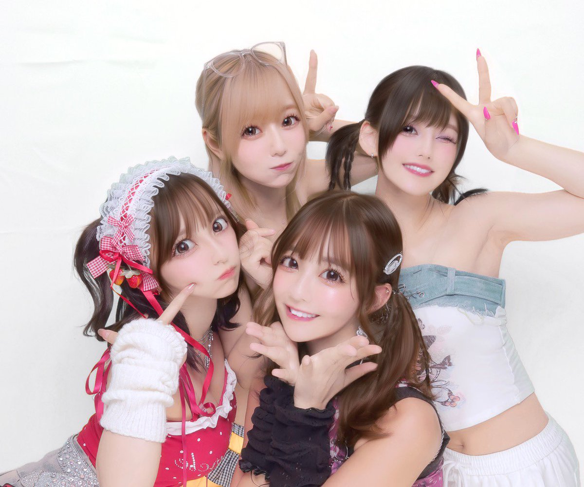 #TIF2025 3日間ありがとうございました！

私たち #2i2 は最後のTIFでした。

TIFでは書ききれないくらい色んなことがありました！
メインステージ争奪戦に参加してみんなで泣いたり
アイドル総選挙に出て膝から崩れ落ちて泣いたり
なにかのリハで森嶋が衣装変な感じになってみんなで笑ったり
オールナイトフジコで披露したカバー曲の奥ゆいのある部分の歌い方の癖が強かったりみんなでパフォーマンスのことについて怒られたり
タンバリンダンス選手権めちゃくちゃ本気でやろうぜってみんなで張り切って優勝してにしたんクリニック通ったり
PR大使決定戦で15時間配信したりメンバーも応援してくれて全員でグランプリ勝ち取ったり
森嶋うたちゃんで勝ち取ったソロのステージ素敵すぎたり
なんの装飾もない真っ白なワンピース衣装でプリクラ撮って全然盛れなかったり
なんか体操服でラジオ体操のステージ出たり
毎年タイムテーブルが出る度来年こそメインステージって気持ちになったり
とーみと森嶋がプリクラ撮るとらないだったっけでかわいい言い合いしてたり
ラブブみんなでつけて出たり
スカイステージでアカペラこのままでいいんだよしたり
ラストステージ中泣いちゃったり、帰りのバスでは森嶋の鳴き声が独特すぎて涙引っ込んだり……

1個の話を何十分って語れるくらい濃い時間だったし夏の最高の時間を過ごせました。

青春をありがとうございました！！！

なんで最後ってこんな寂しくなるんだろうね！

全てが思い出だー😭😭😭😭

TIFも#2i2 もみんなも全部全部だいすき。
ありがとう！またねTIF！！！！