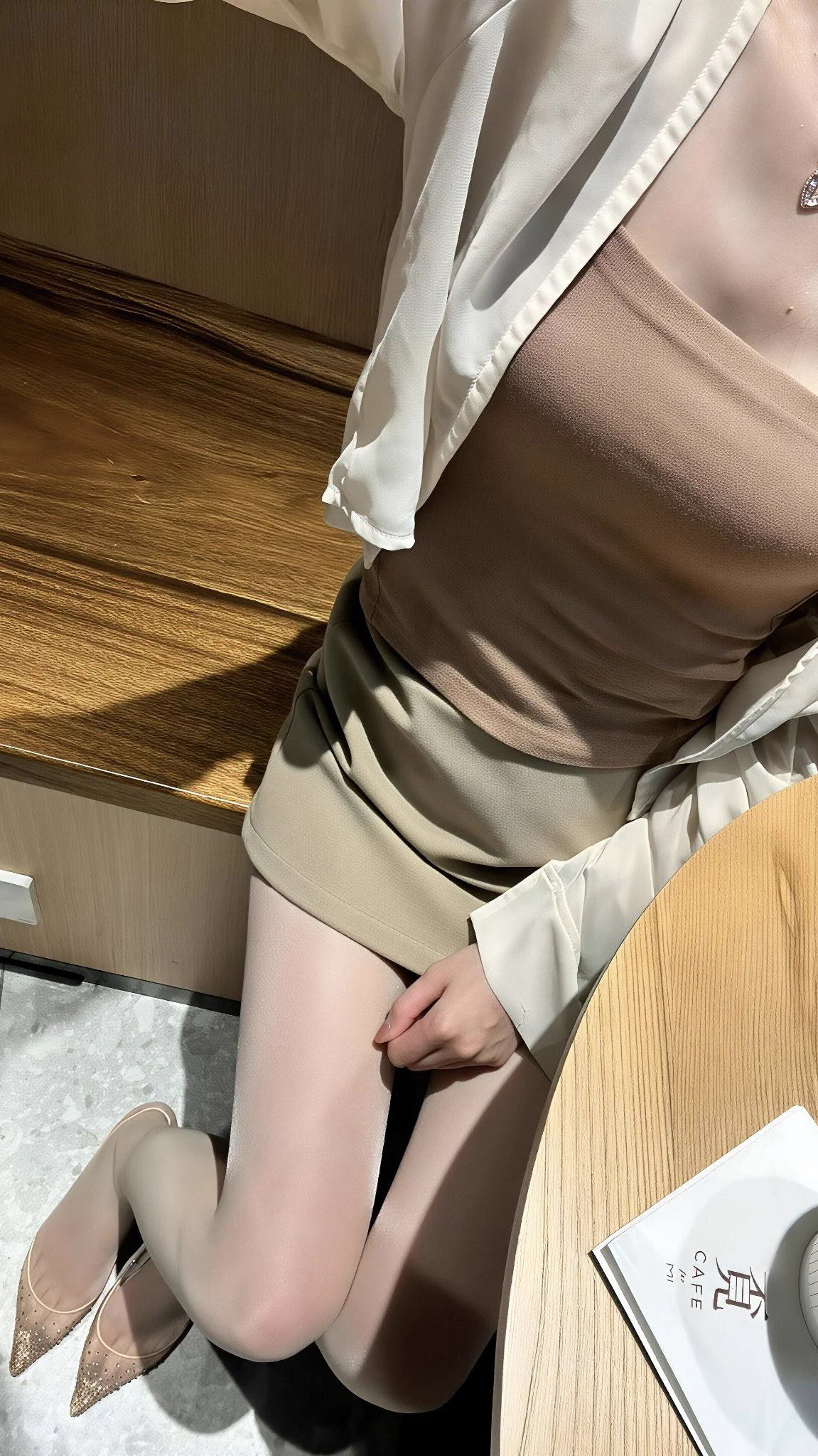 你盯着我小腿发呆？
这就是你卑微的奖赏，
看，却不能碰，
甚至，连呼吸都要克制。 https://t.co/CMCF1rtbP4