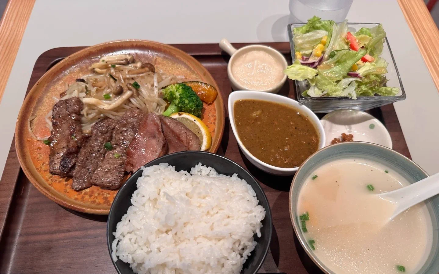 每次一个人在徐家汇都会到美罗城来吃这家，小小一家店 #美食   #日常 https://t.co/1Y5eboUtKg
