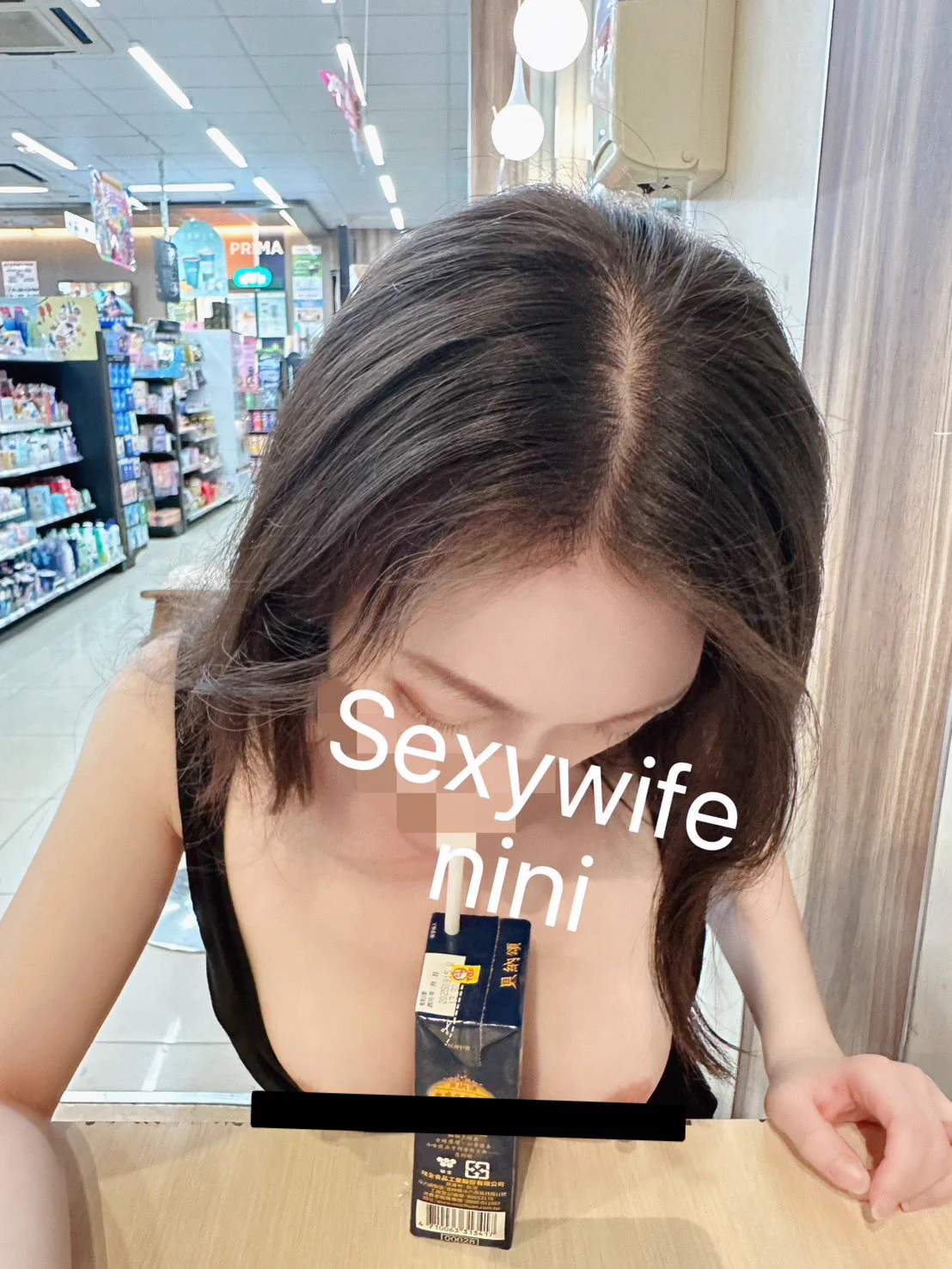 拉下衣服、故意露出雙乳
讓站在窗外抽菸的你，看了許久
走進來後，帶著色色的微笑
用那淫穢的眼神，仔細的視姦著
小母犬藏在衣服下的淫蕩
走之前，還念念不忘的看著
好享受這種狀態，身體興奮到不行
就好像得到了認可一樣

#露出 #母犬 #白虎 #調教
#原味商品
#套圖影片訂製 https://t.co/MVGCz2wUNw