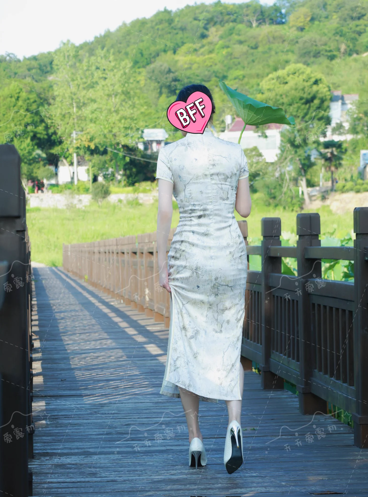 旗袍大长腿第一弹
有粉丝要看旗袍大长腿，她来啦
#少妇 #露出 #情趣
@007share 
@wqganenshi_ 
@Public_Catgirl1 
@luchu888888 https://t.co/9hU73xms5H