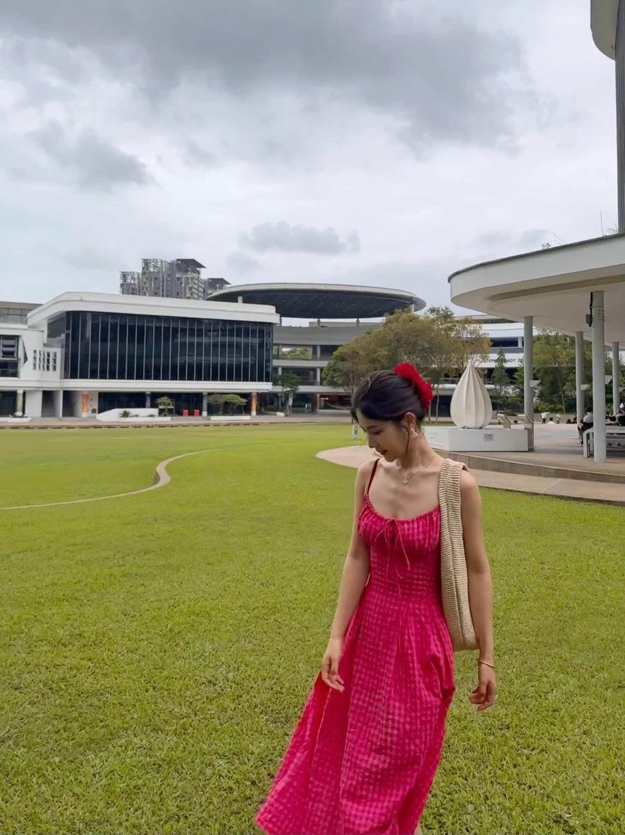 玄关顶灯太亮，照得人无所遁形~

他放下纸袋，我侧身让过...衣料摩擦带起细微静电，窜过裸露肌肤~脚步同时顿住...抬头刹那，他眼底那根名为“理智智”弦，“啪”地断了~ https://t.co/FpUKzqrsiF