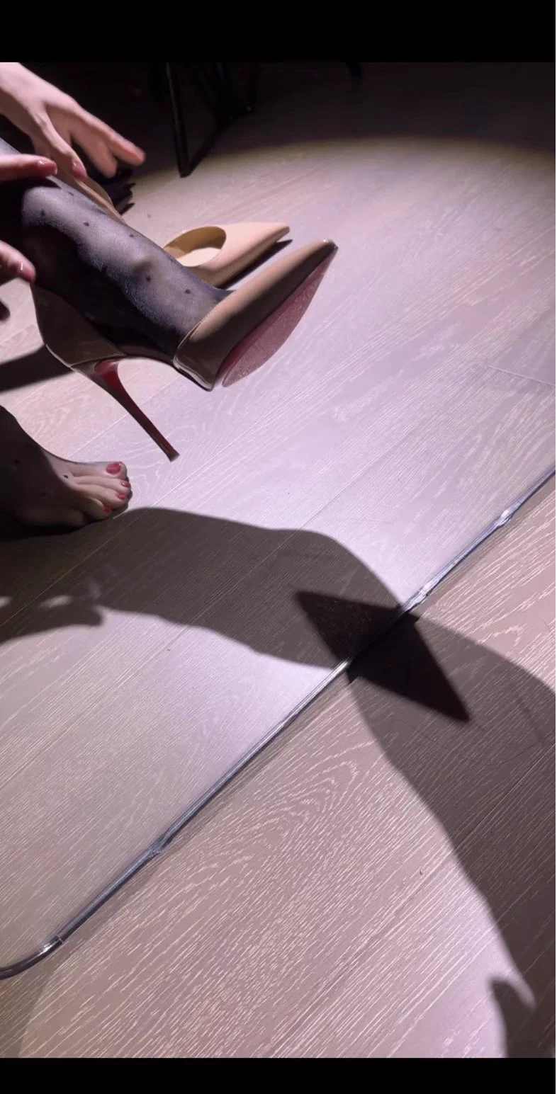 过来 舔妈妈的脚～ https://t.co/DqY4JYLzr5