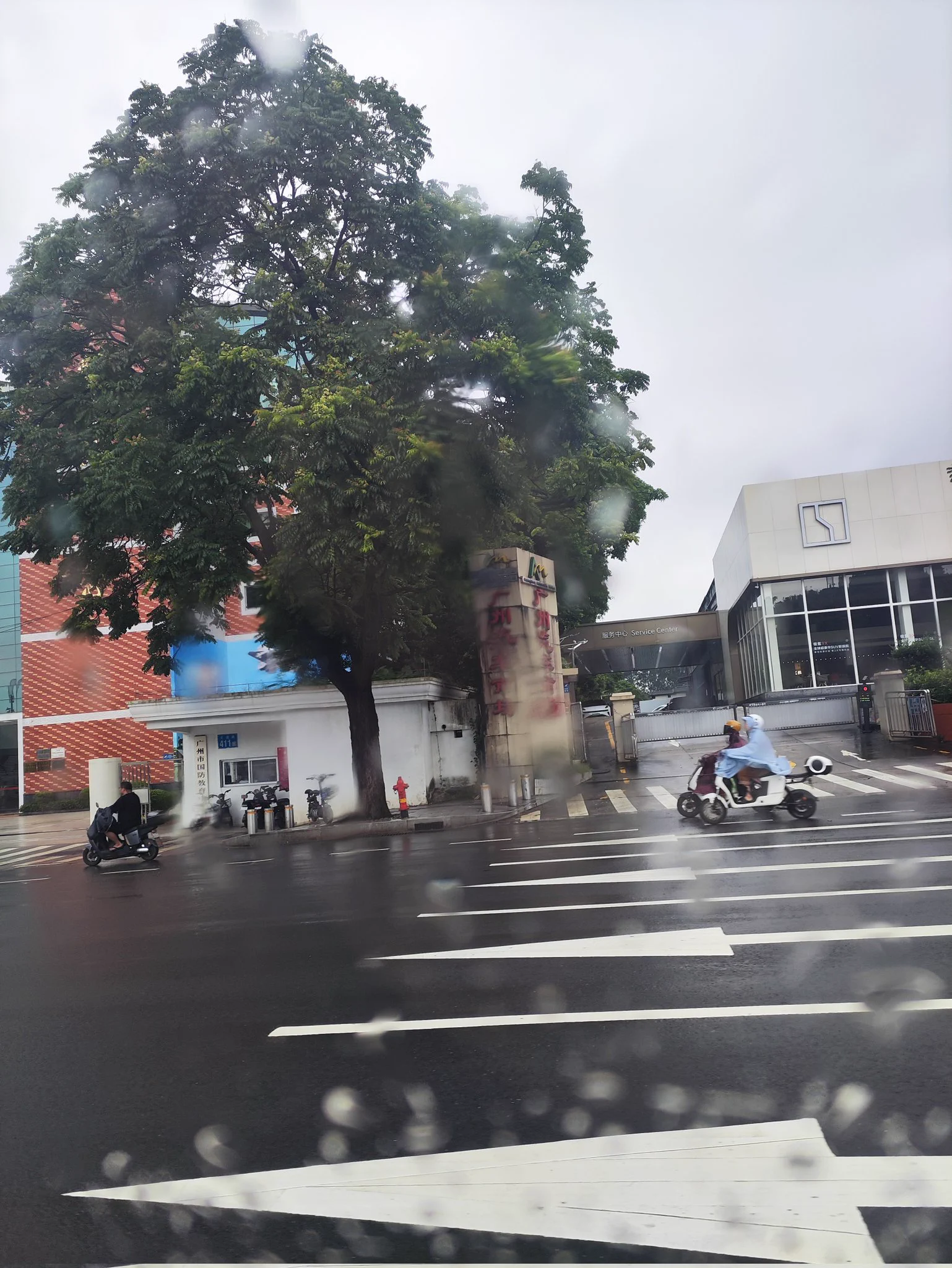出门前天气不错，一下楼就下雨，也是没谁了，最近真黑，住哪边的房子都不顺。 https://t.co/0GRBJAy8jk