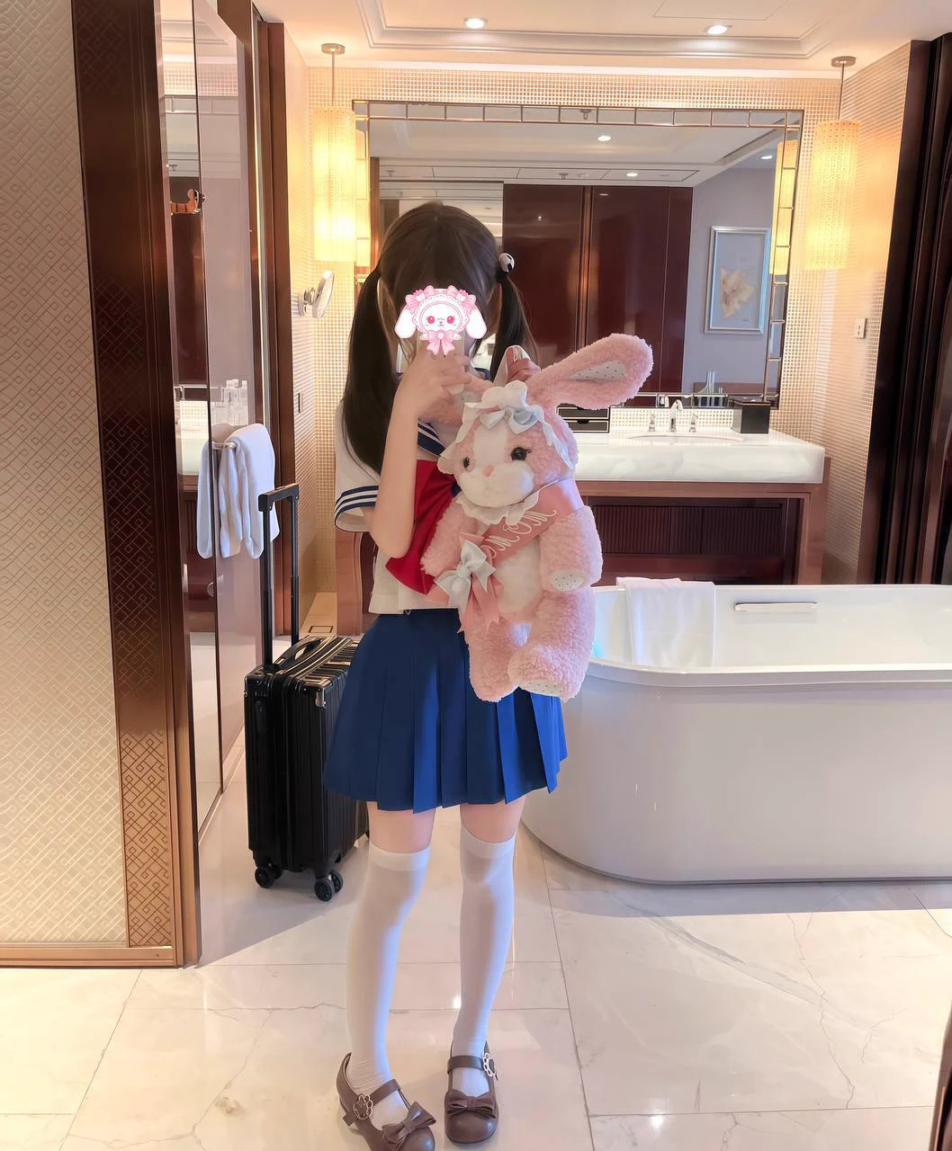 🟡妹团交友俱乐部💌✈️客服：https://t.co/R90yq6OKxF

妹团客服收到 #浙江 #义乌 18岁服务员小九的申请，155cm，82斤，B杯，活泼得像小太阳！
她是个勤奋的小服务员，带着点俏皮说：“我在义乌忙着端盘子，爱笑爱玩，可生活费总不够买新裙子和零食！”
她站在菜市场门口，手持鲜花拍下自拍，穿着简约制服，背景是热闹的街景，笑容灿烂。
她轻声说，“我想找个金主哥哥陪我，能飞外地也能过夜同居！”她补充，“接受kou但体检后不无套也不内射，不SM，性格开朗听话不事逼！”她笑得甜甜，“期待一个暖心的哥哥，和我一起享受市场里的甜蜜时光！”🌸 #妹团甜心 #找糖爹趣闻 #金主 #糖宝 #糖爹 #甜妹