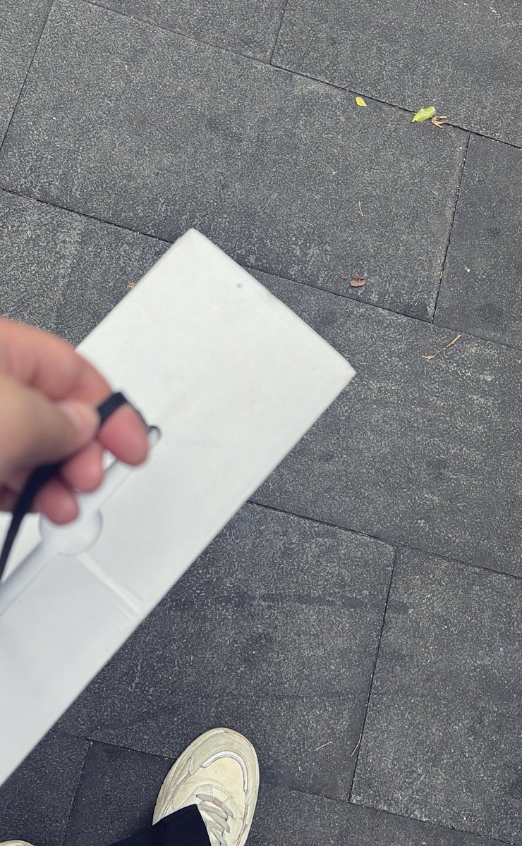 今天見到了新認識的香香女推@001003___ 
麻煩她幫我帶東西超級感謝！
沒想到第一次見面是以這種形式匆匆結束了
可惜因為時間關係沒辦法一起吃飯🥹
推上大部分朋朋真的都是好可愛的人！
而且都好善良嗚嗚嗚
阿怎麼好像只有我是社恐人
看到妹子都語無倫次…==
事後回想都🤦‍♀️🤦‍♀️ https://t.co/nmiFygeK3D