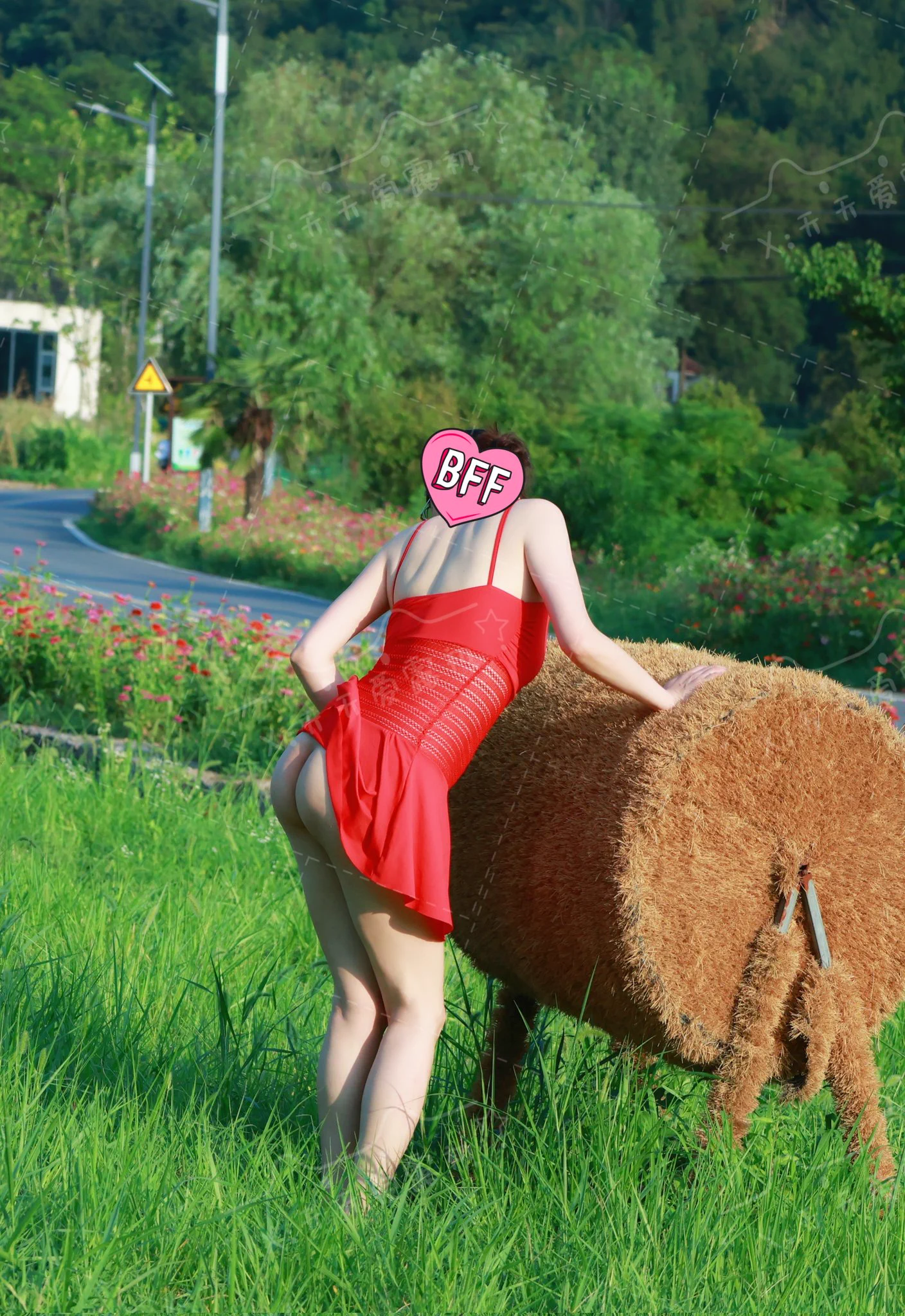 红衣少妇第六弹
路边来了一个小哥哥问路，差点就想邀请他一起出镜了，也不知道他会不会同意。哈哈
#少妇 #露出 #情趣
@XSGCM
@PYQVQ
@007share 
@luchu888888 https://t.co/p0satjWrnK