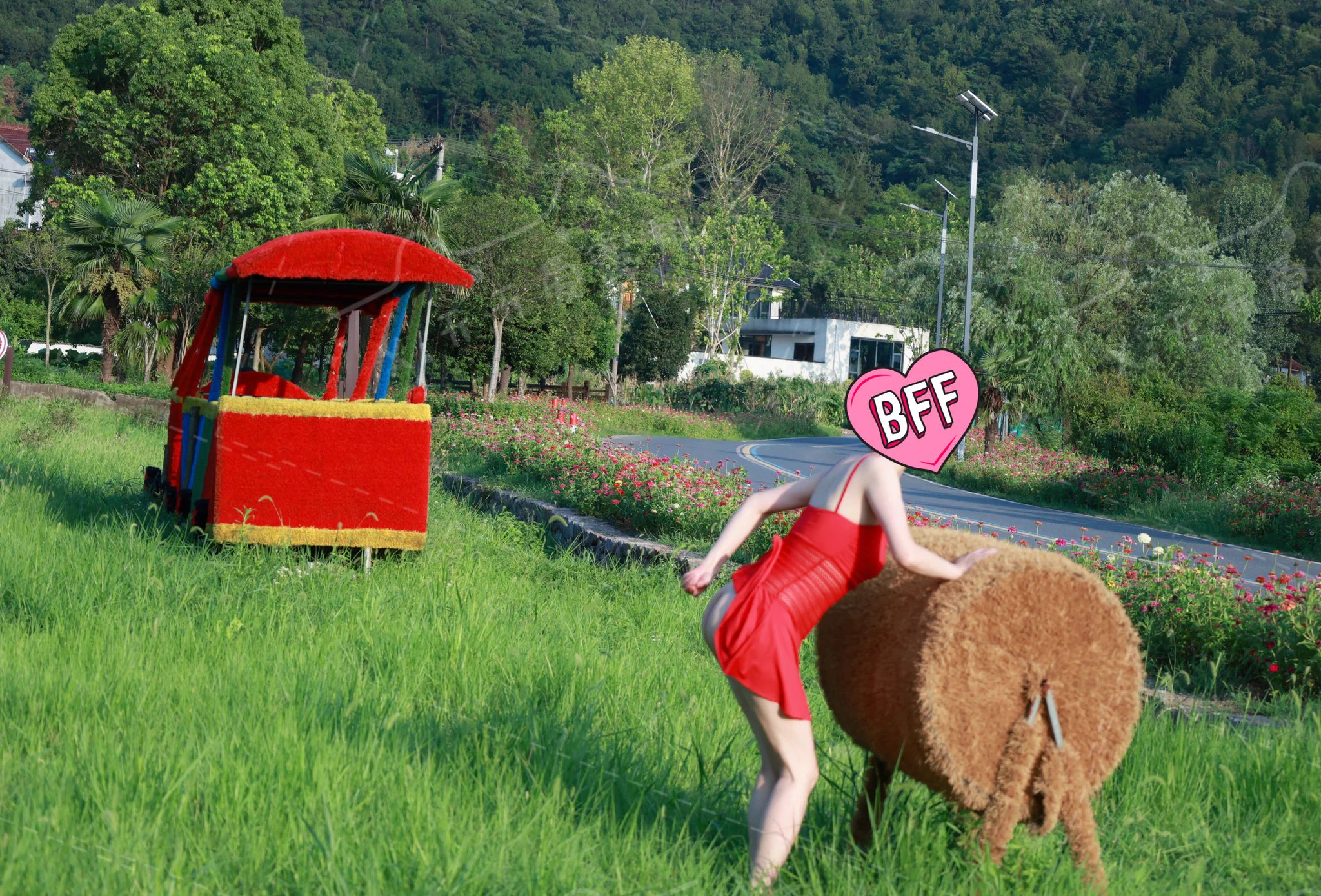 红衣少妇第六弹
路边来了一个小哥哥问路，差点就想邀请他一起出镜了，也不知道他会不会同意。哈哈
#少妇 #露出 #情趣
@XSGCM
@PYQVQ
@007share 
@luchu888888 https://t.co/p0satjWrnK