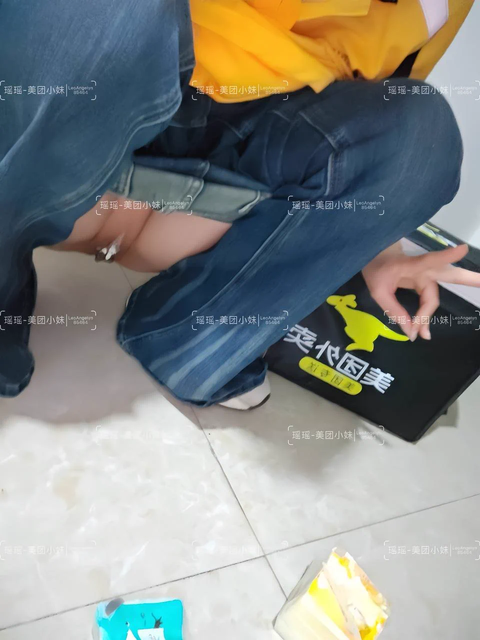 这单客人点的小蛋糕超时了、只能我自己享用了呜呜…

被扣钱了很伤心，抹在胸上和下面缓解下不开心的情绪吧。人呐，要学会开导自己和自娱自乐。

所以有人想帮我舔掉吗，那我应该心情会更好，私信可以报名～ https://t.co/PEj0YKDYhJ