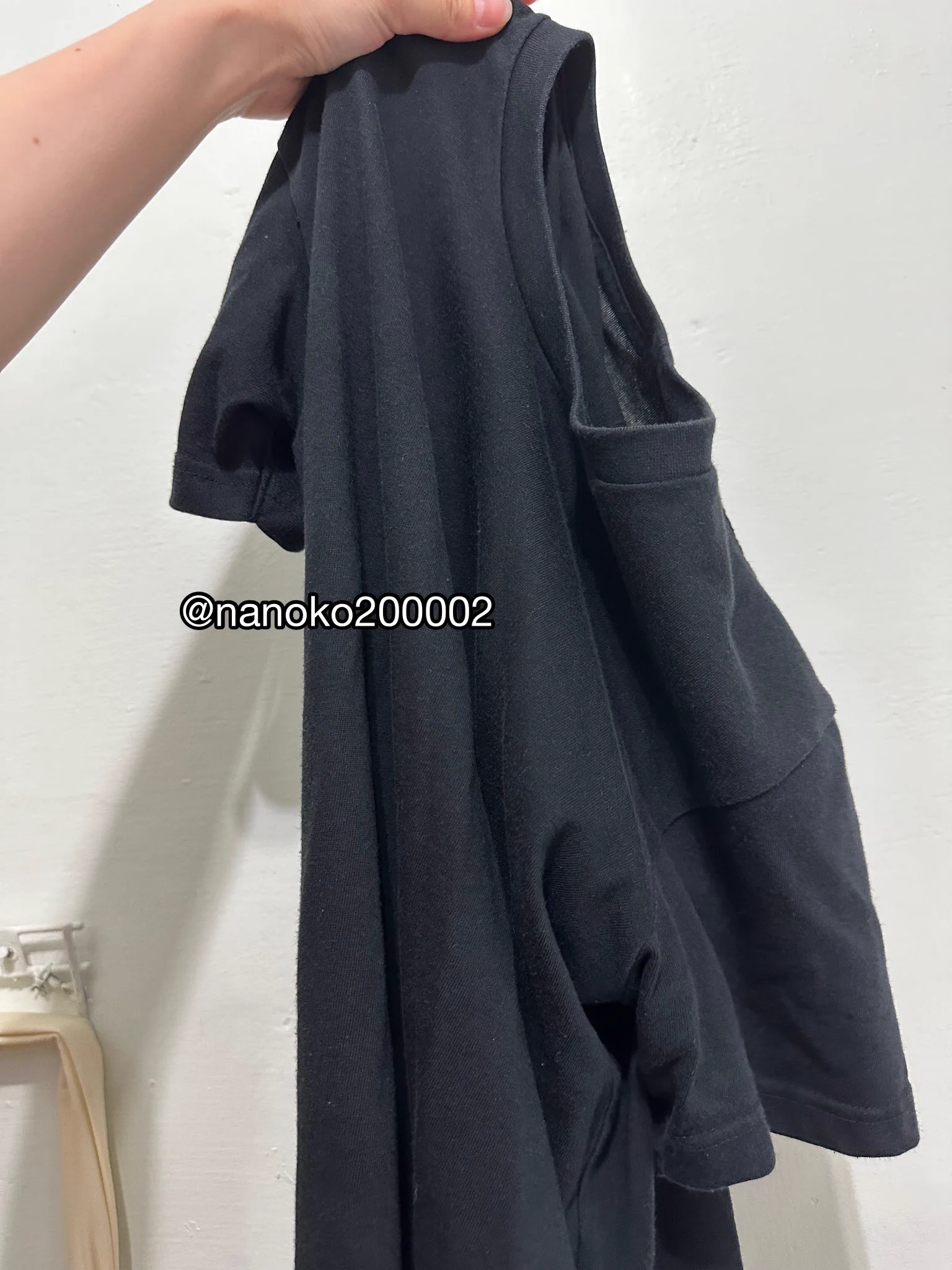 #售 #現貨 #原味汗衣 
今晚要更新就一次更新兩篇🤣

這件陪伴我7、8月大太陽下狂飆汗的上衣還在唷～
我洗澡時脫下衣服放在房間
差點被媽媽拿去洗
因為她說臭臭的😨

不可以啦～這是我累積的戰績汗水味餒💦

我會穿到月底 嘻嘻
趕緊私訊我帶走上衣！

#原味賣家 #蘿莉 #女王 #男奴 #聖水 #ATM奴 #汗臭味 https://t.co/yNLIGvcbua