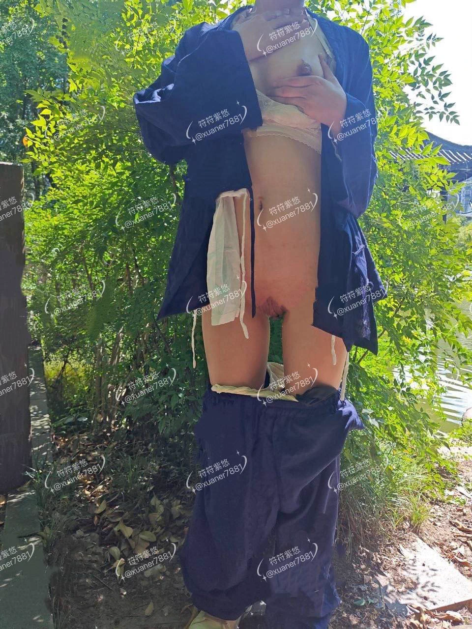 道观的湖还是很漂亮的，每次心烦意乱无法静心，就会去呆一会儿。

祖师爷说过，道法自然，六根不净就要顺势而为，想到这里决定露出一下试试。在这天地间裸露，果然很释放…

不过我更想试试双修的感觉了，有道友来嘛… https://t.co/4XJOWbQA3j